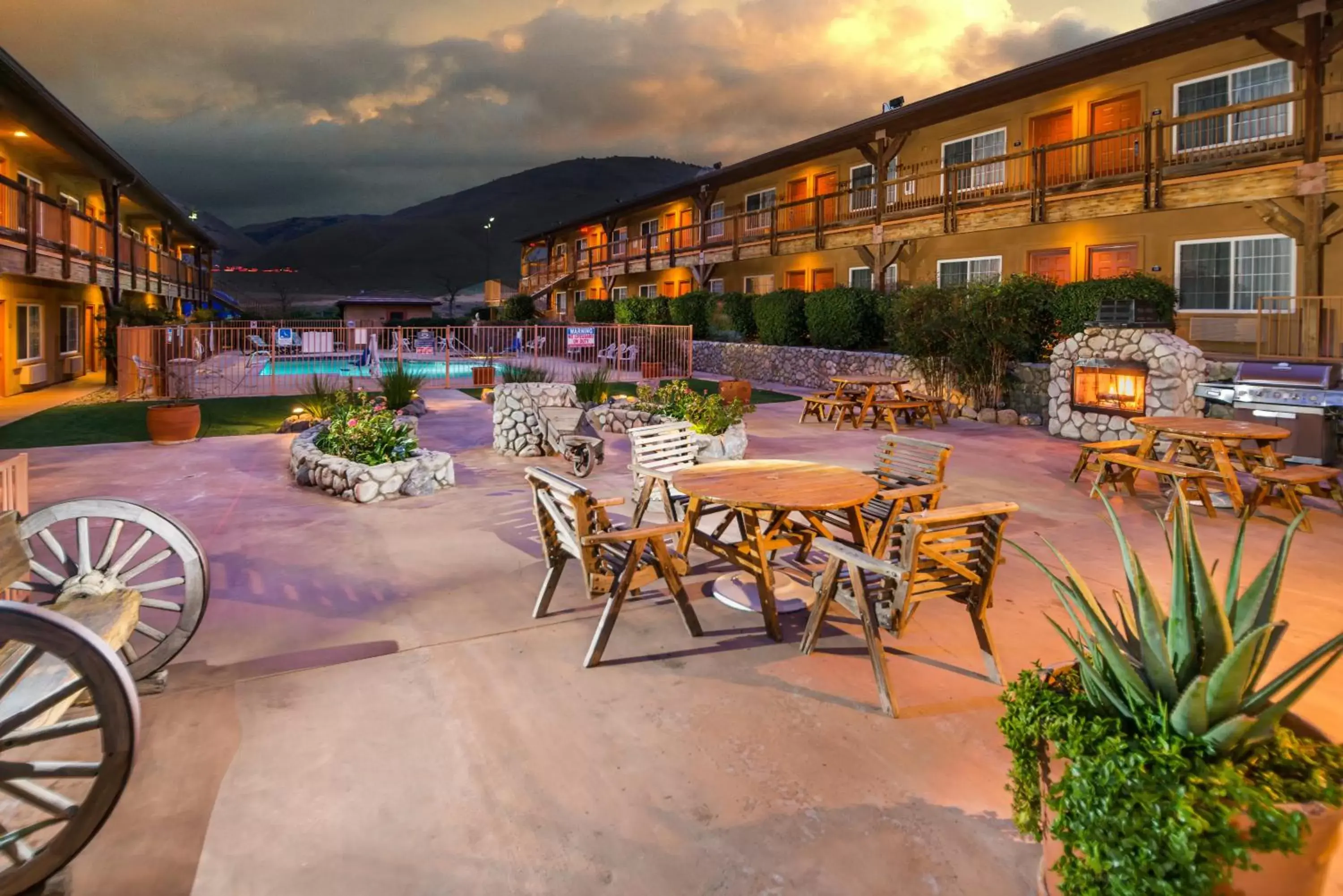 Patio, Restaurant/Places to Eat in Days Inn by Wyndham Lebec