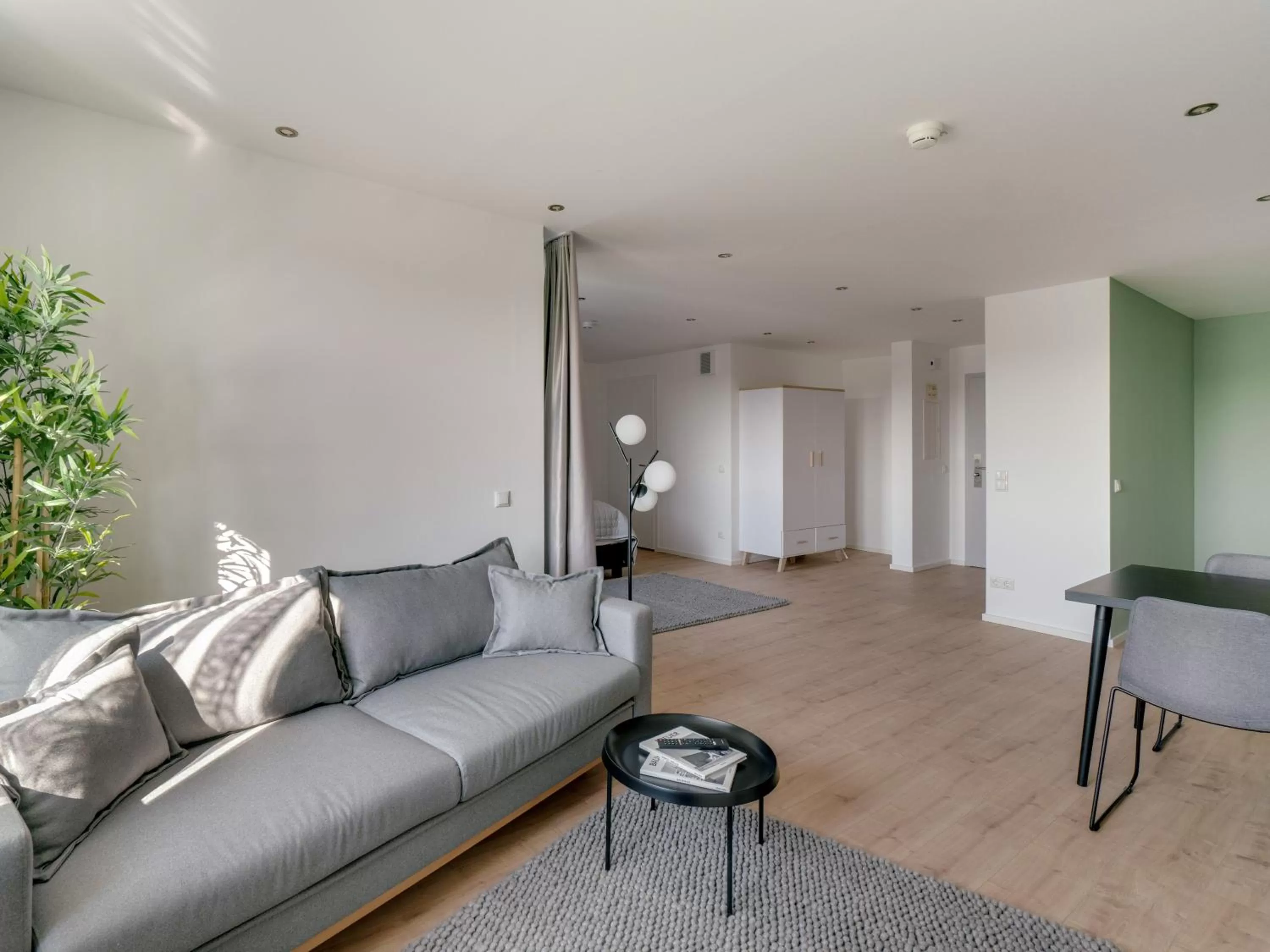 Photo of the whole room in Limehome Darmstadt Wilhelminenstraße - Digital Access