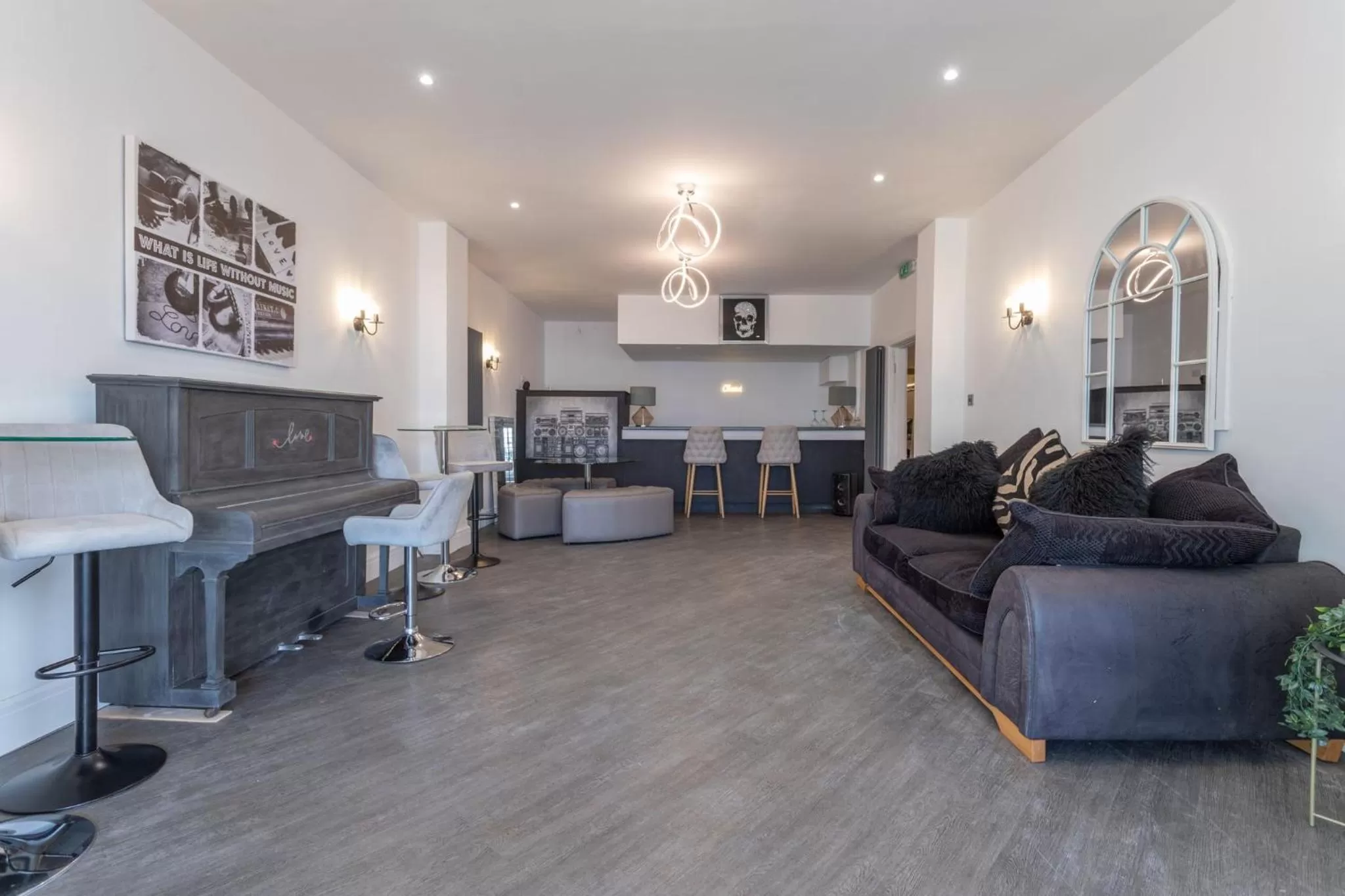 Communal lounge/ TV room in RESIDENCY LUXURY SEAFRONT HOTEL