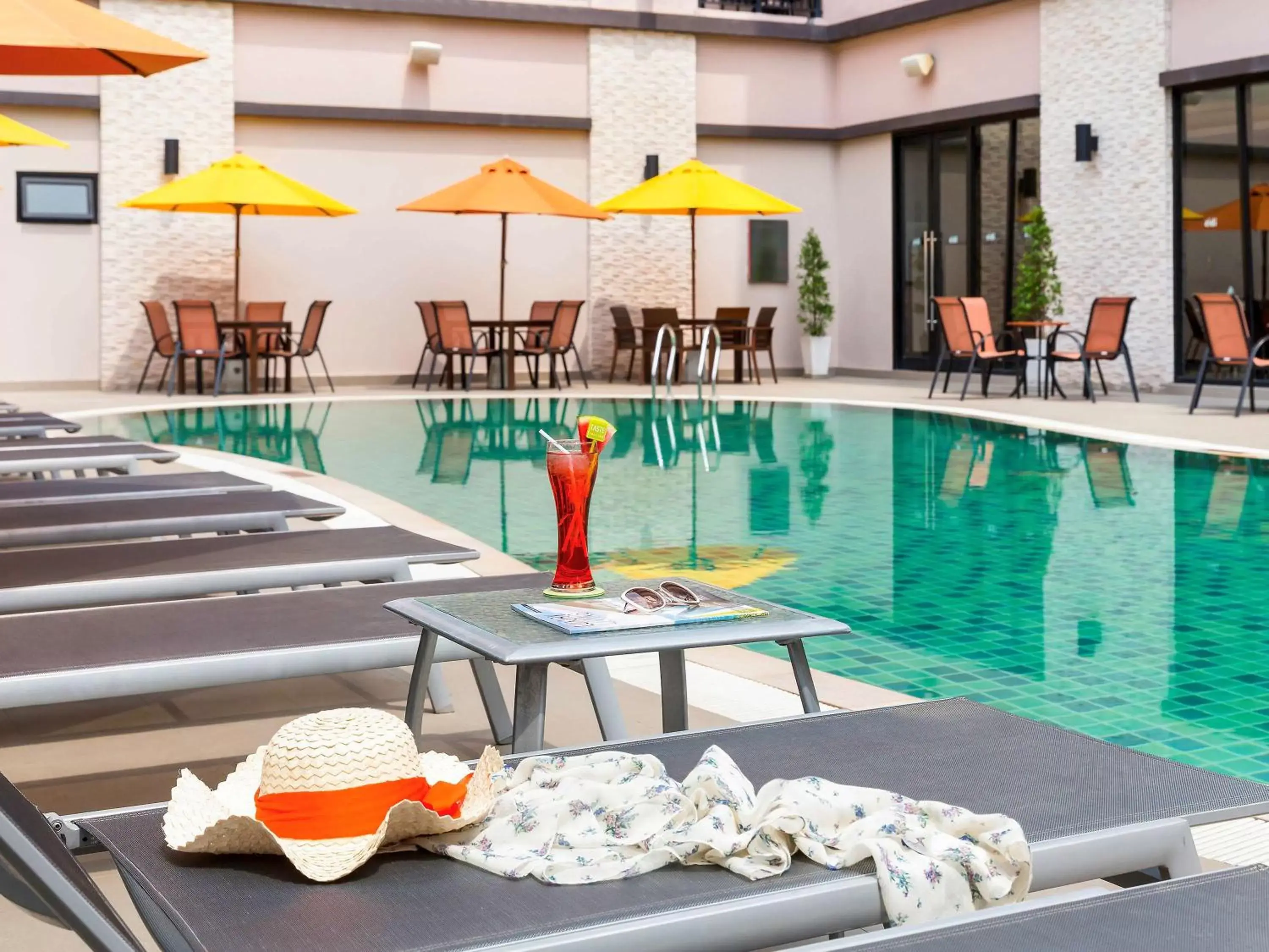 Restaurant/places to eat, Swimming Pool in Ibis Hua Hin