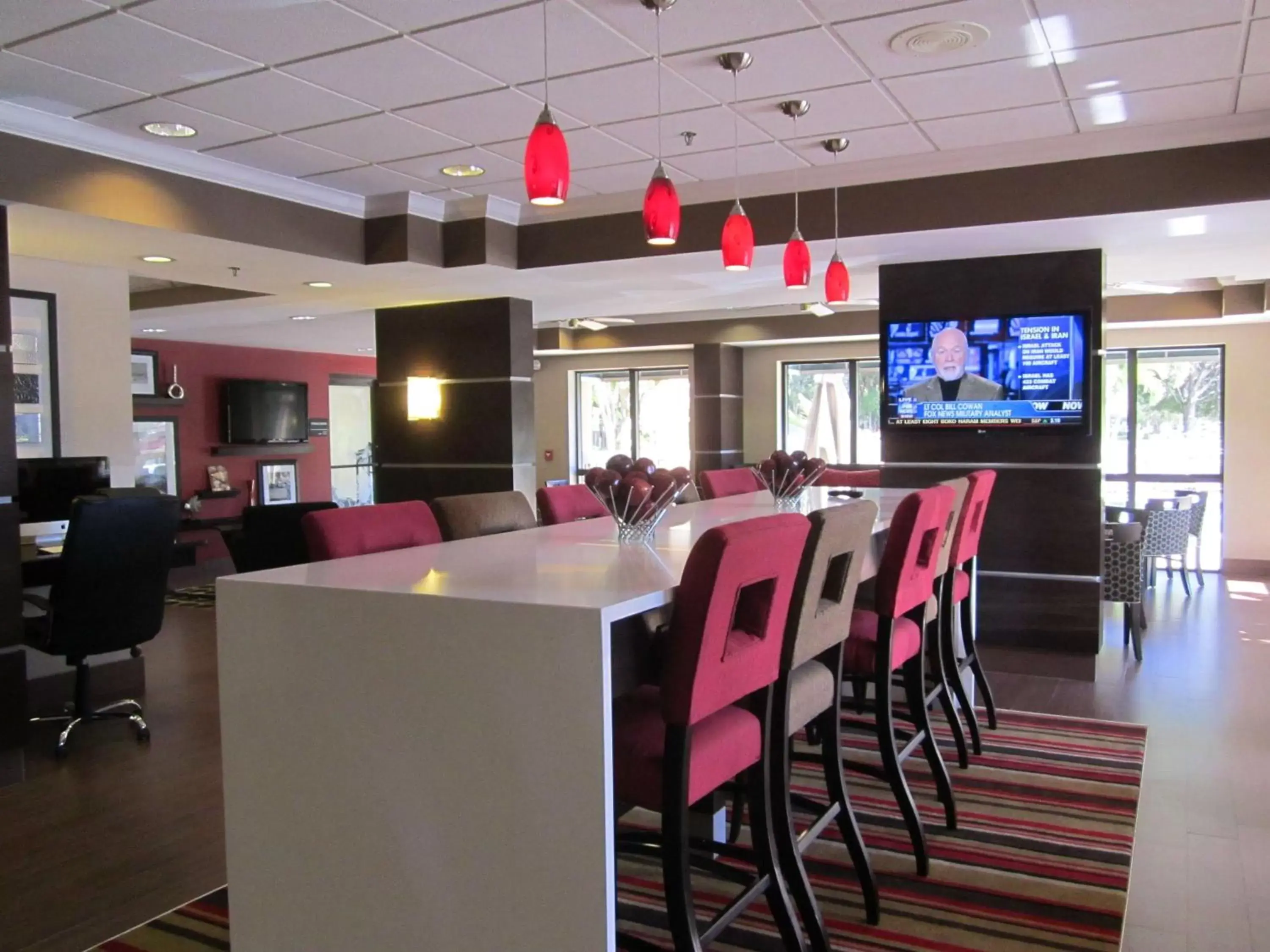 Dining area in Hampton Inn Fort Myers-Airport & I-75