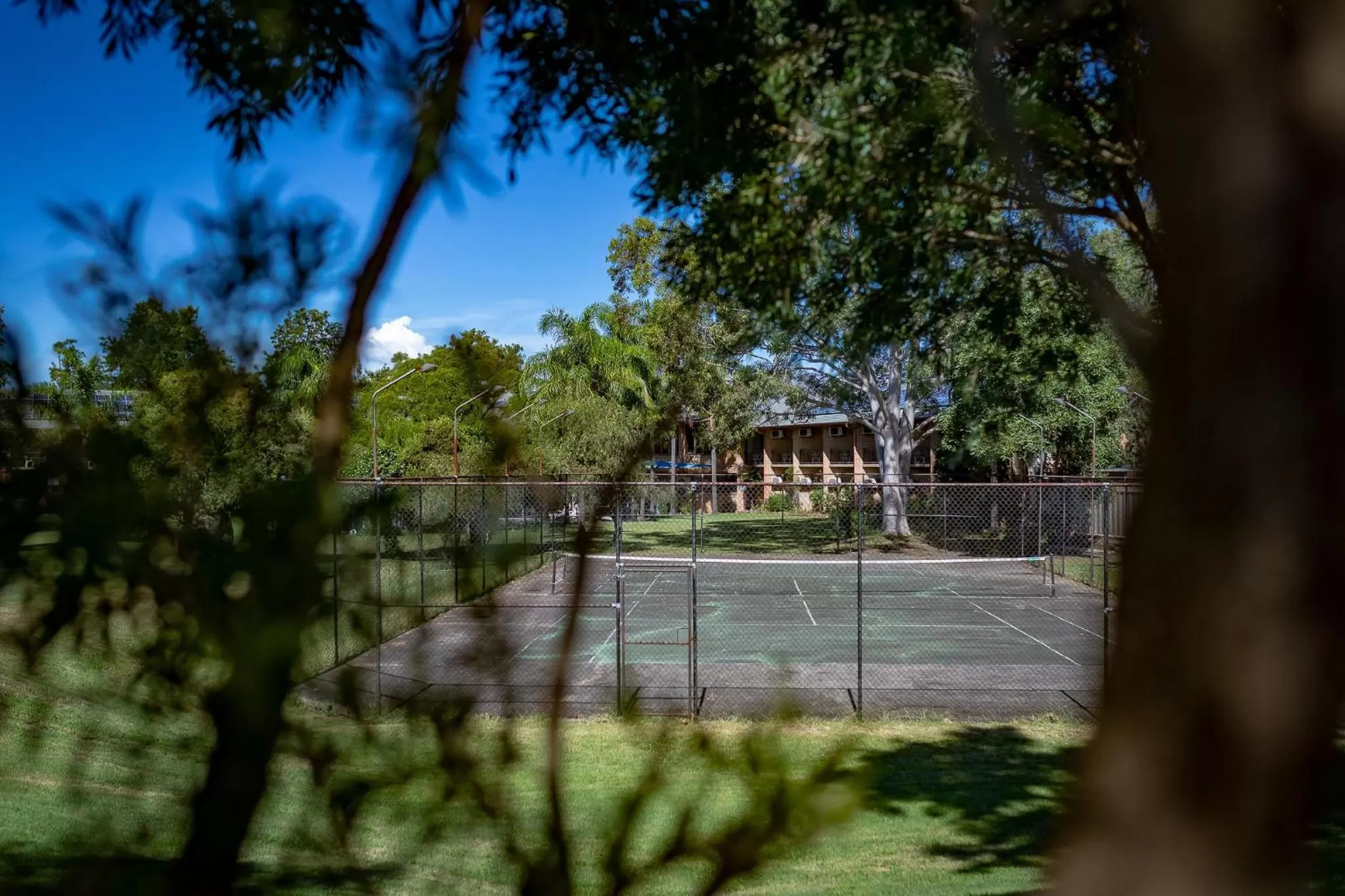 Tennis court in Charbonnier Motor Inn