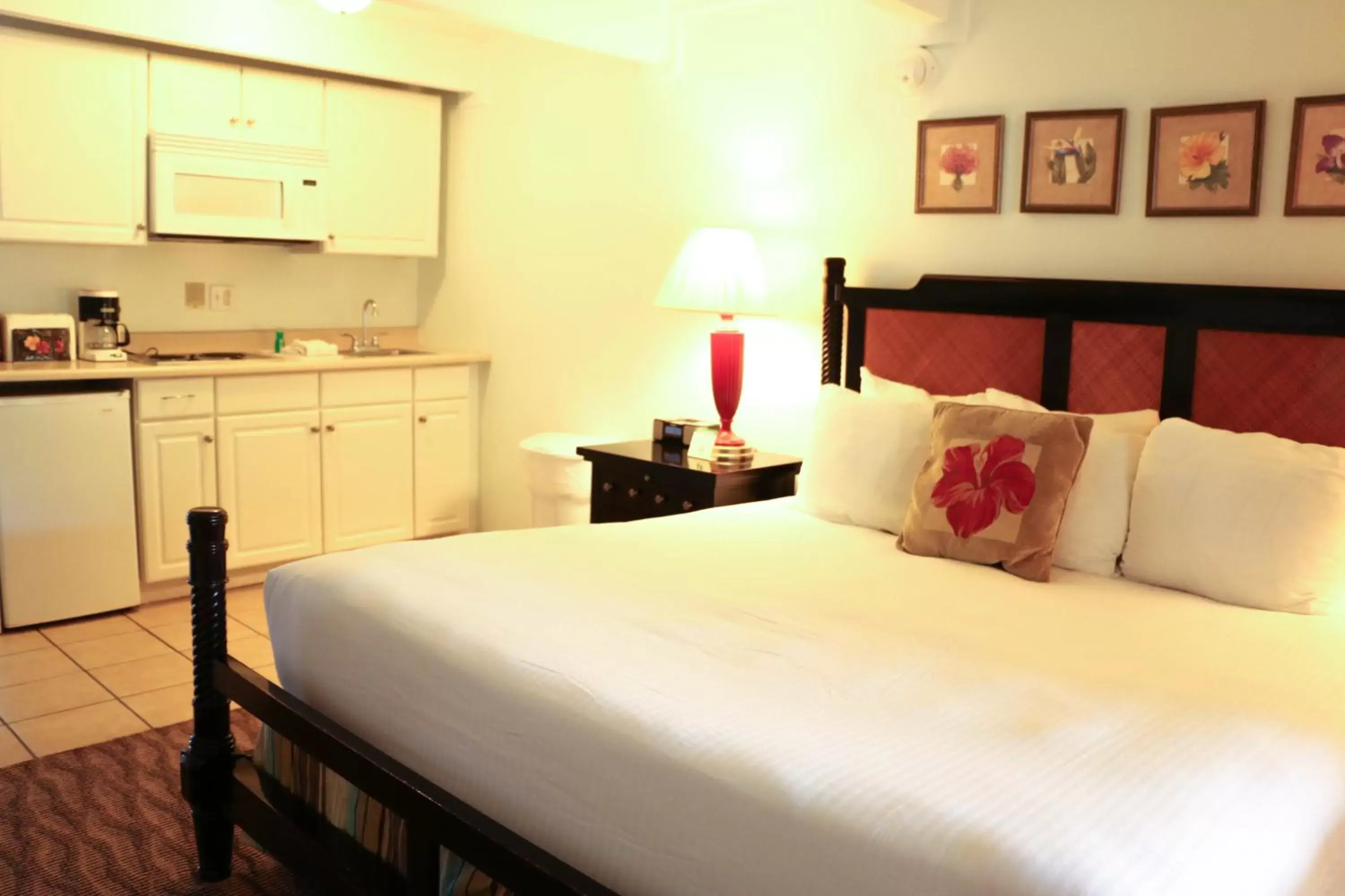 Bed, Room Photo in Hotel Molokai