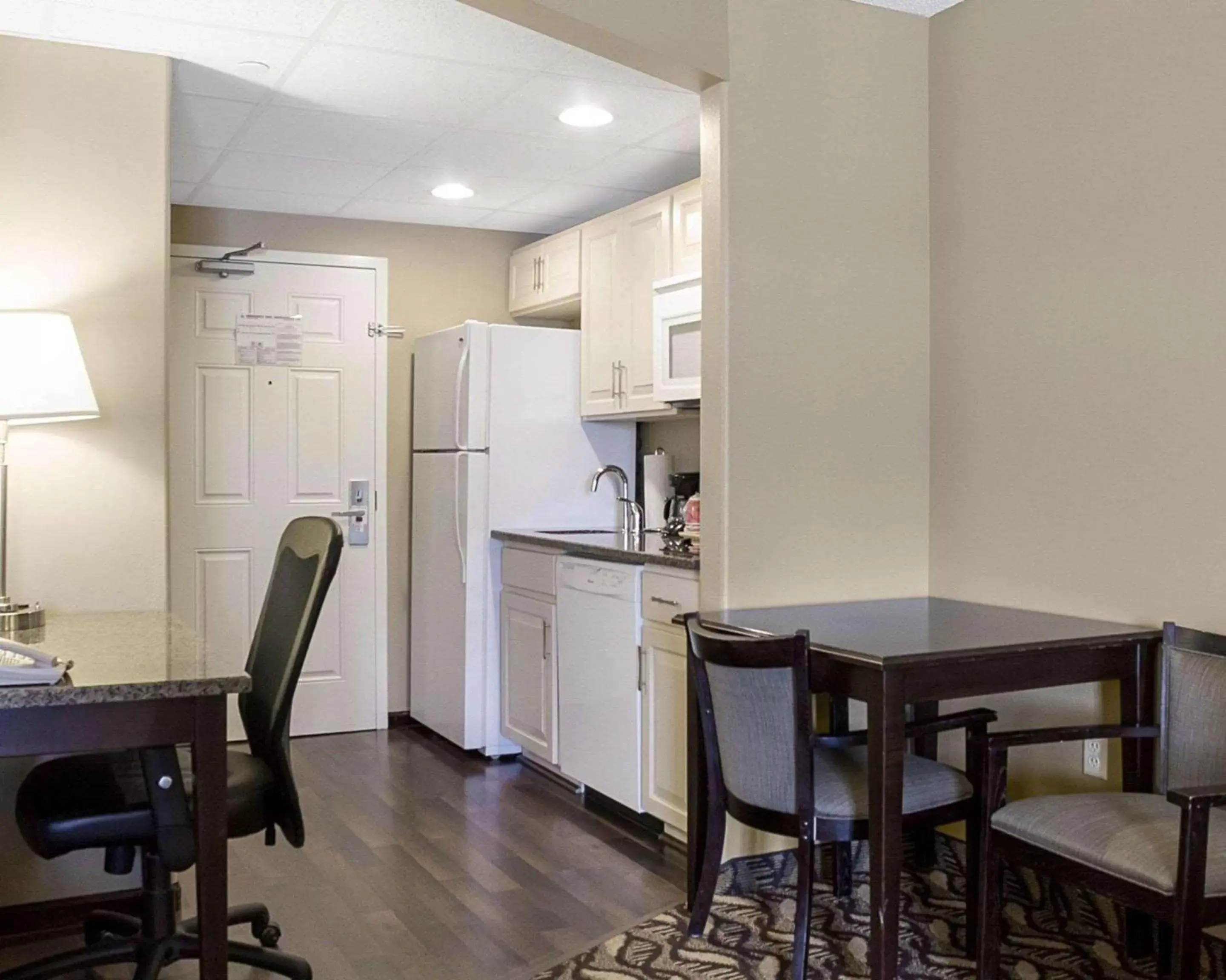 Kitchen or kitchenette, Kitchen/Kitchenette in MainStay Suites Bismarck