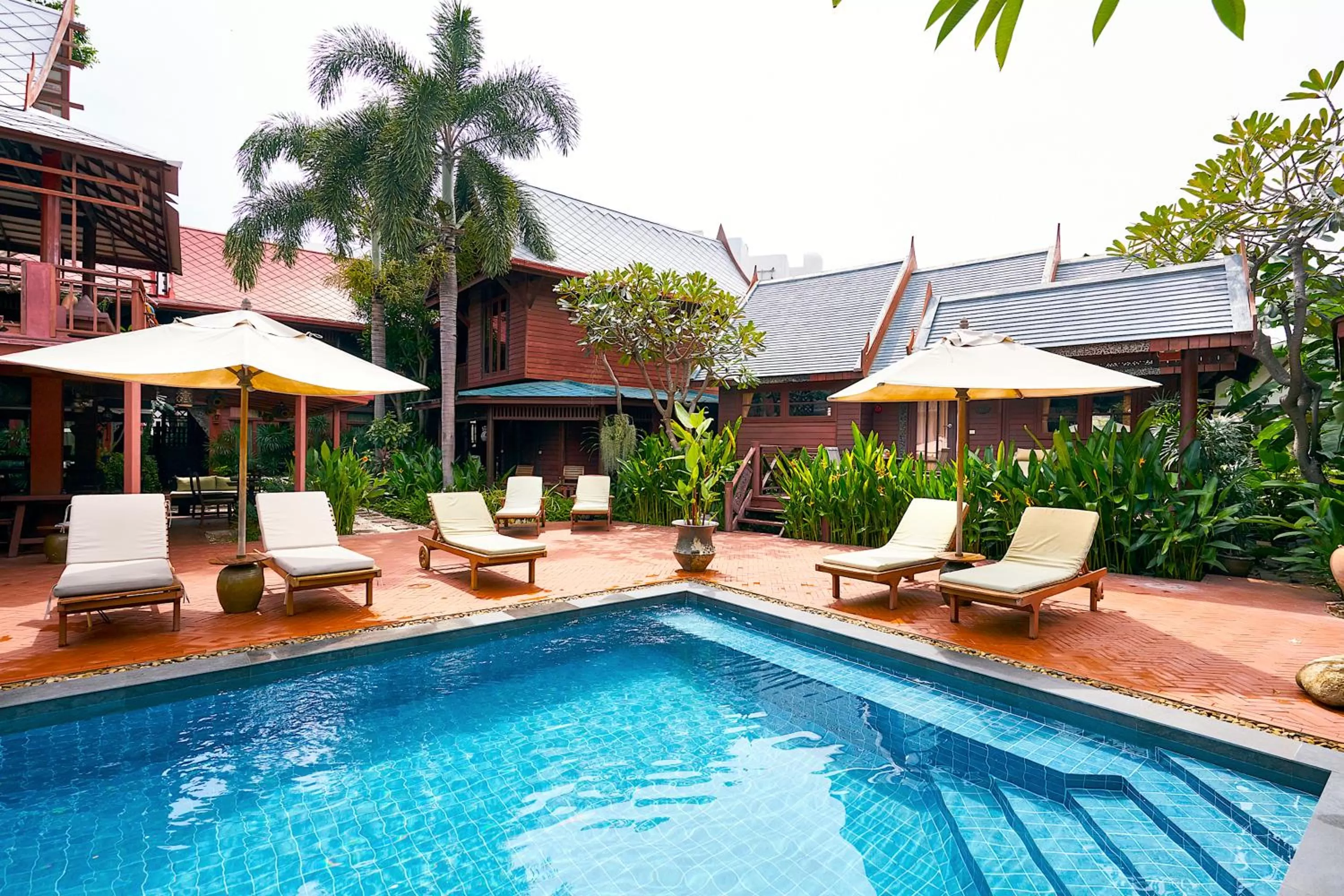 Swimming pool in Ruenkanok Thaihouse Resort