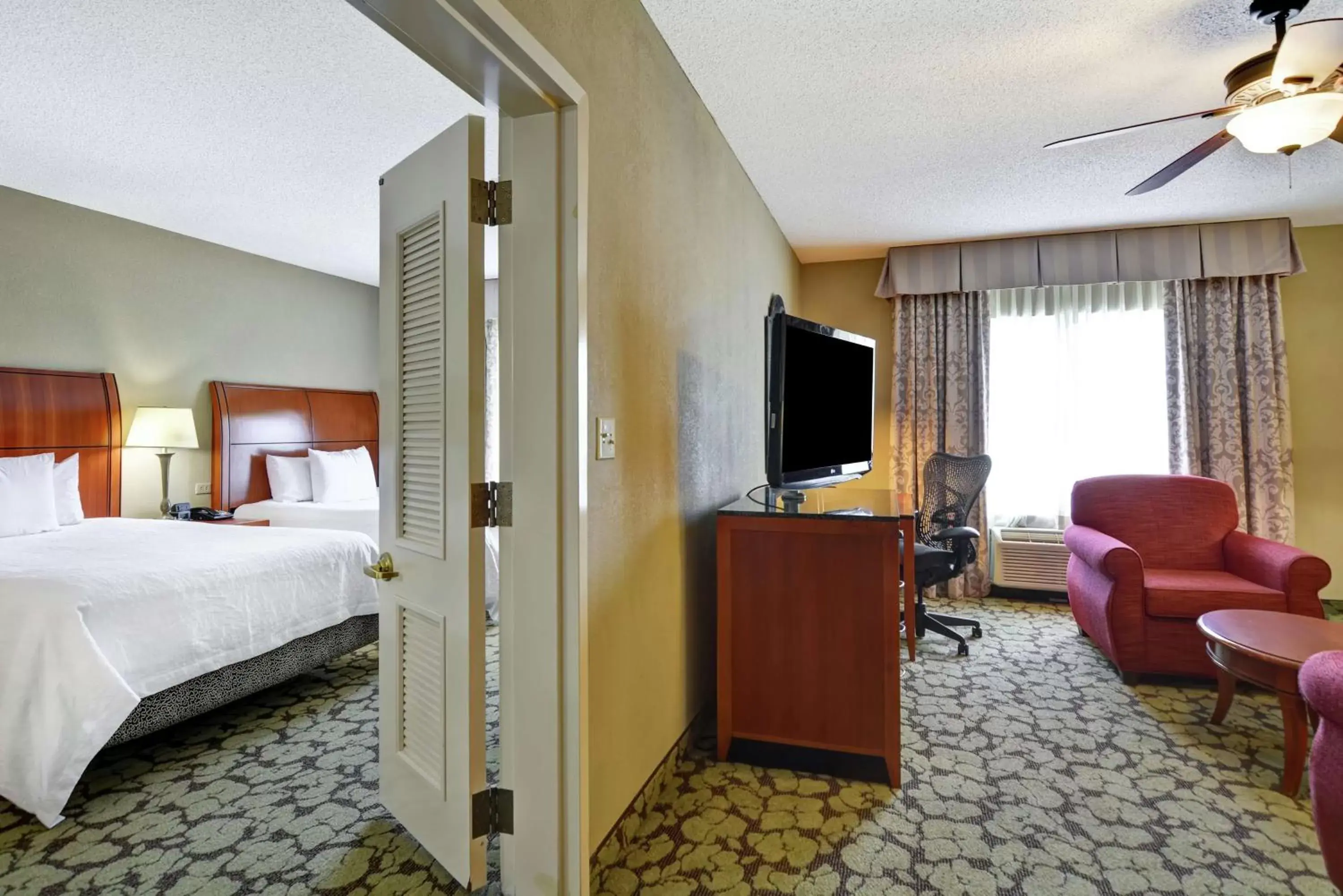 Bedroom, TV/Entertainment Center in Hilton Garden Inn Hattiesburg