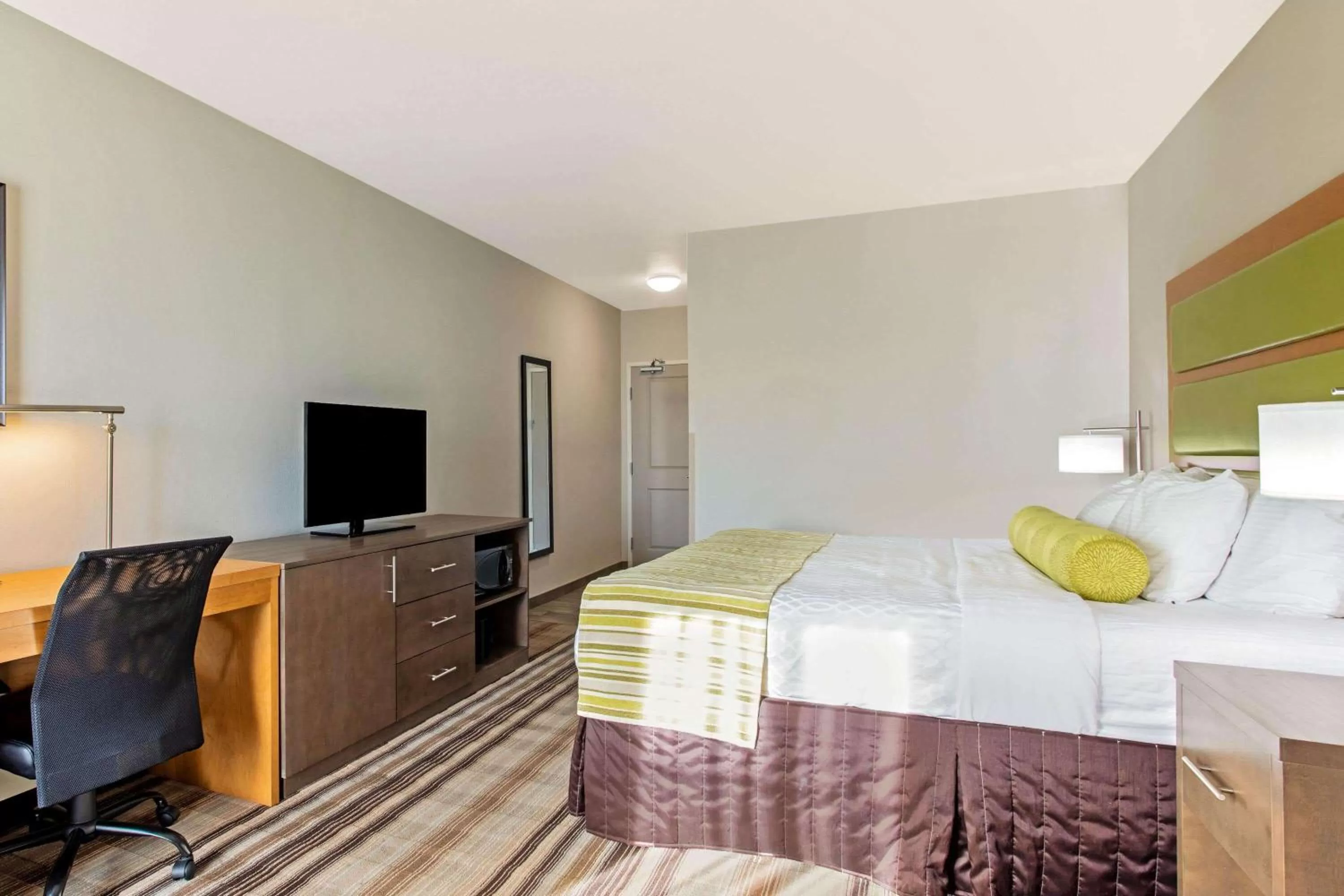 Photo of the whole room, Bed in La Quinta by Wyndham Paducah