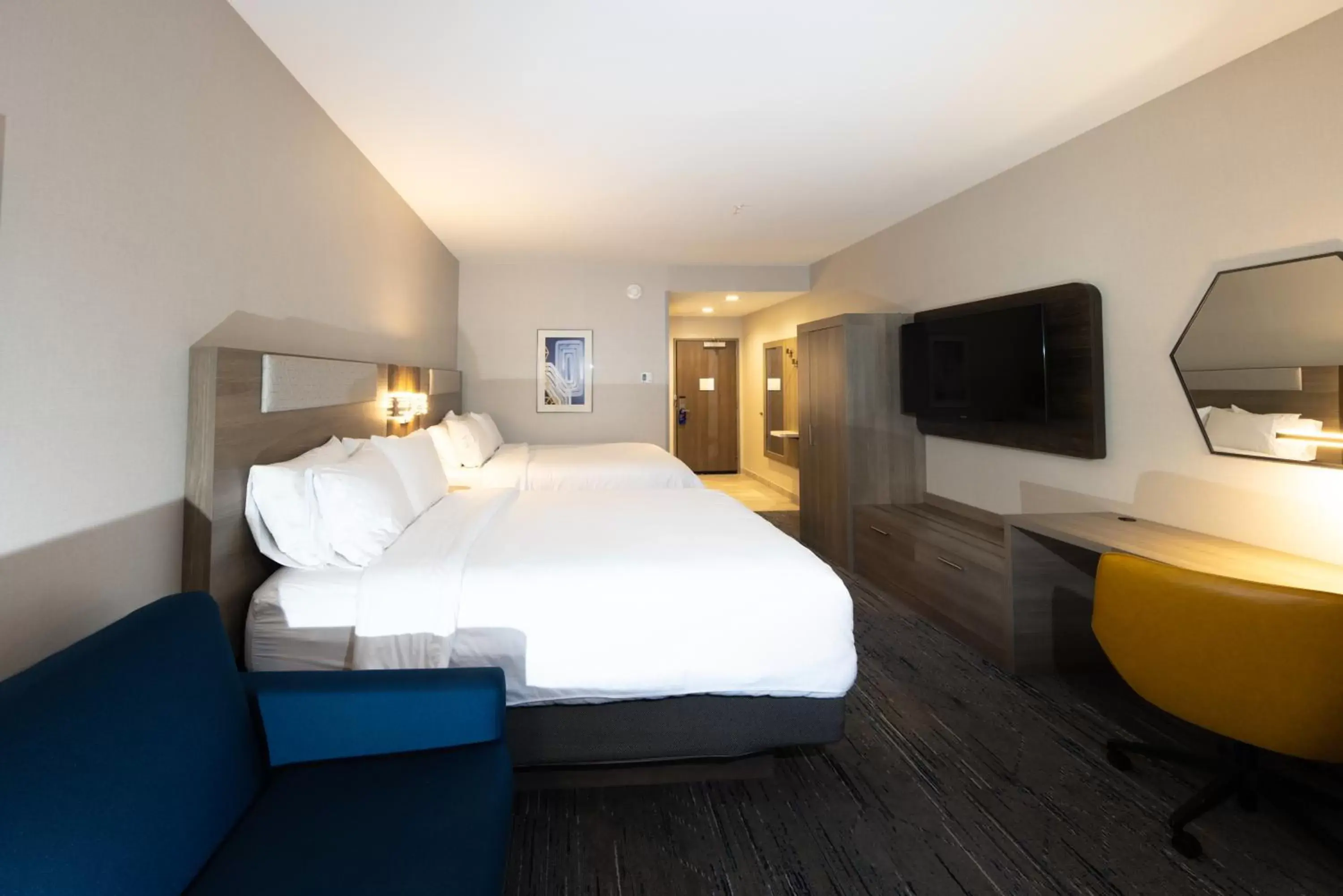 Bedroom, Bed in Holiday Inn Express & Suites - Harrisonburg University Area , an IHG Hotel