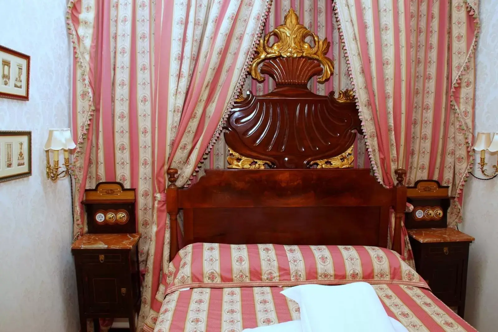 Bed in Sitges Royal Rooms