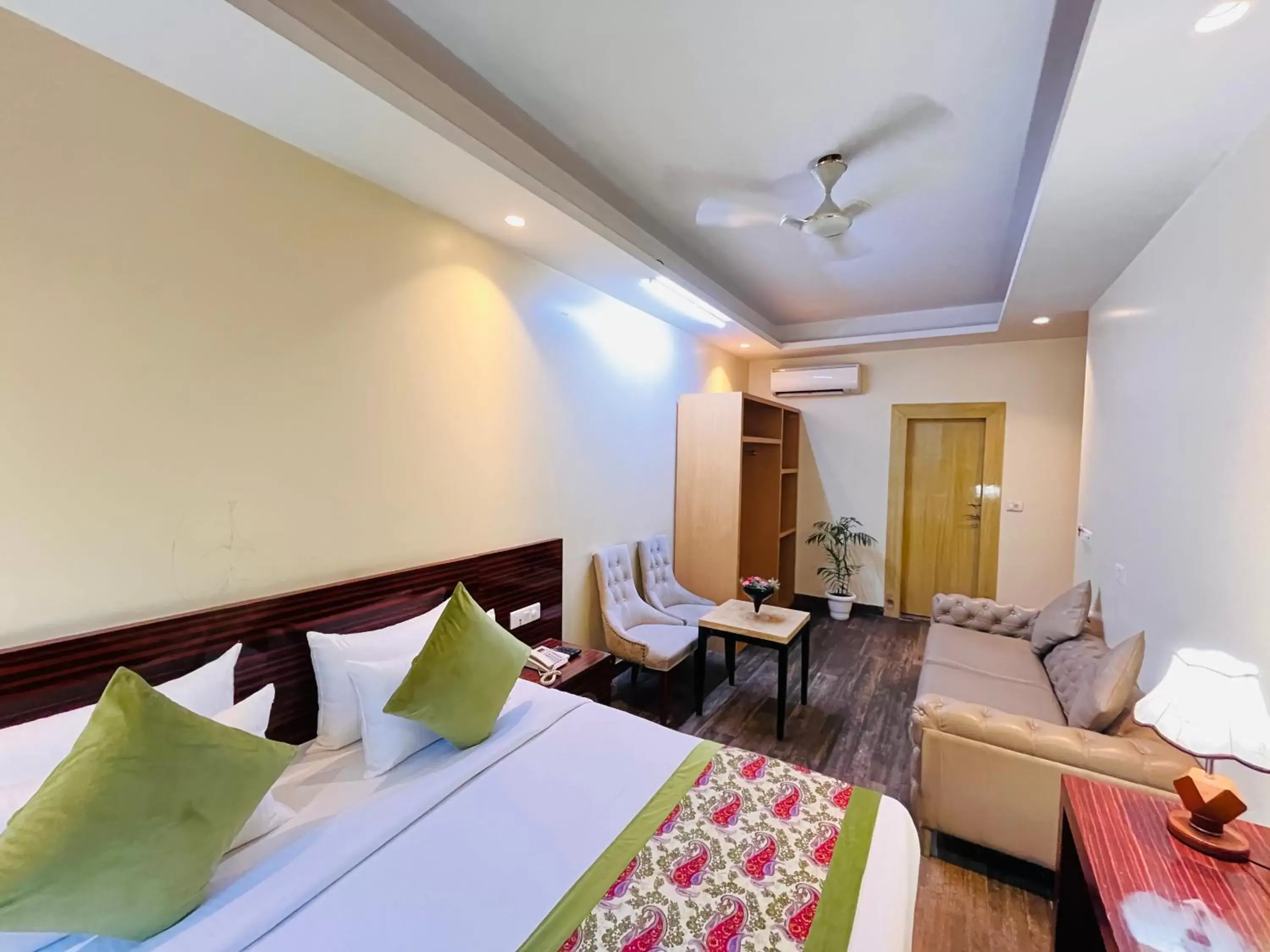 Bed in Hotel Banz - Near Delhi International Airport