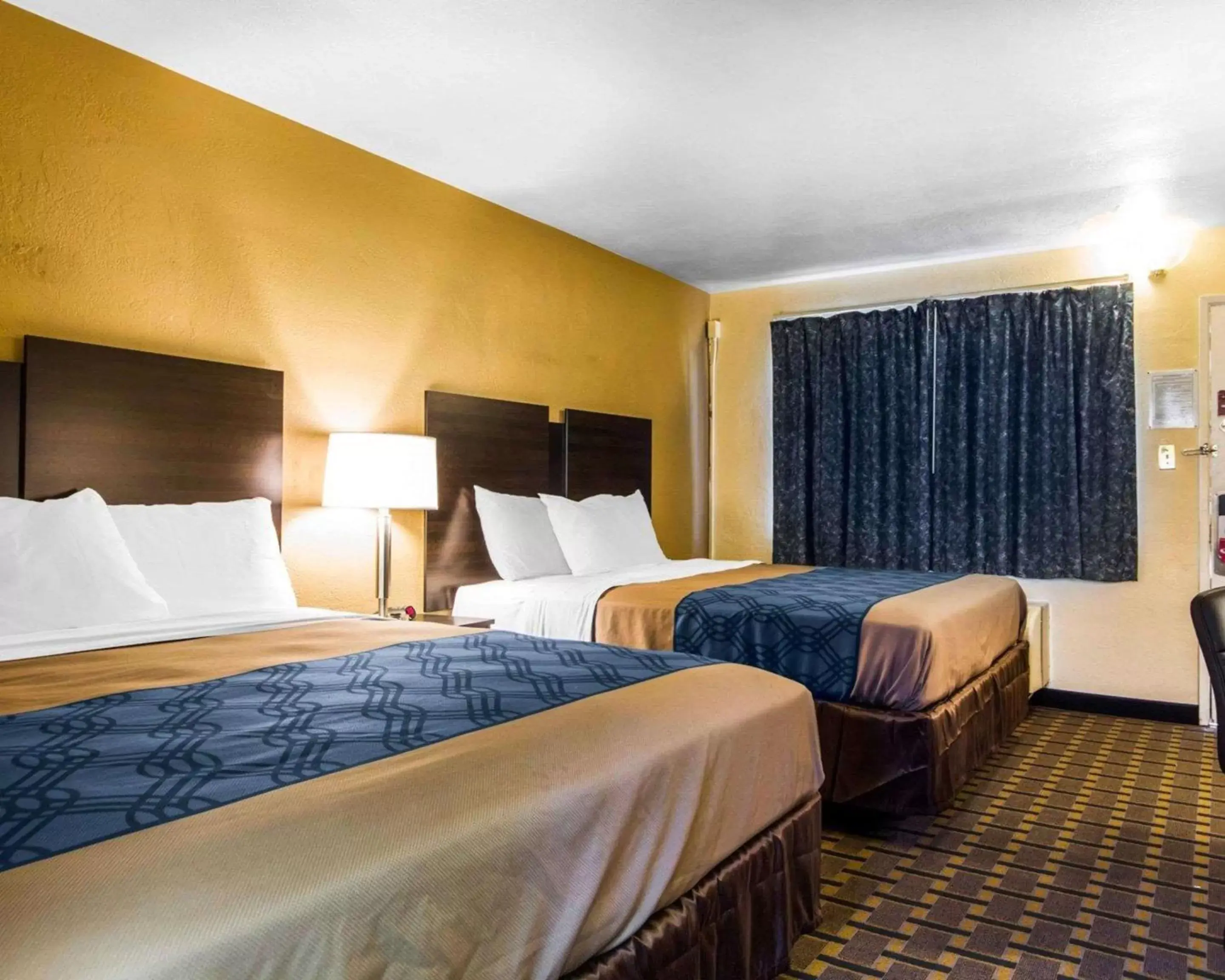 Photo of the whole room, Bed in Econo Lodge Sacramento Convention Center