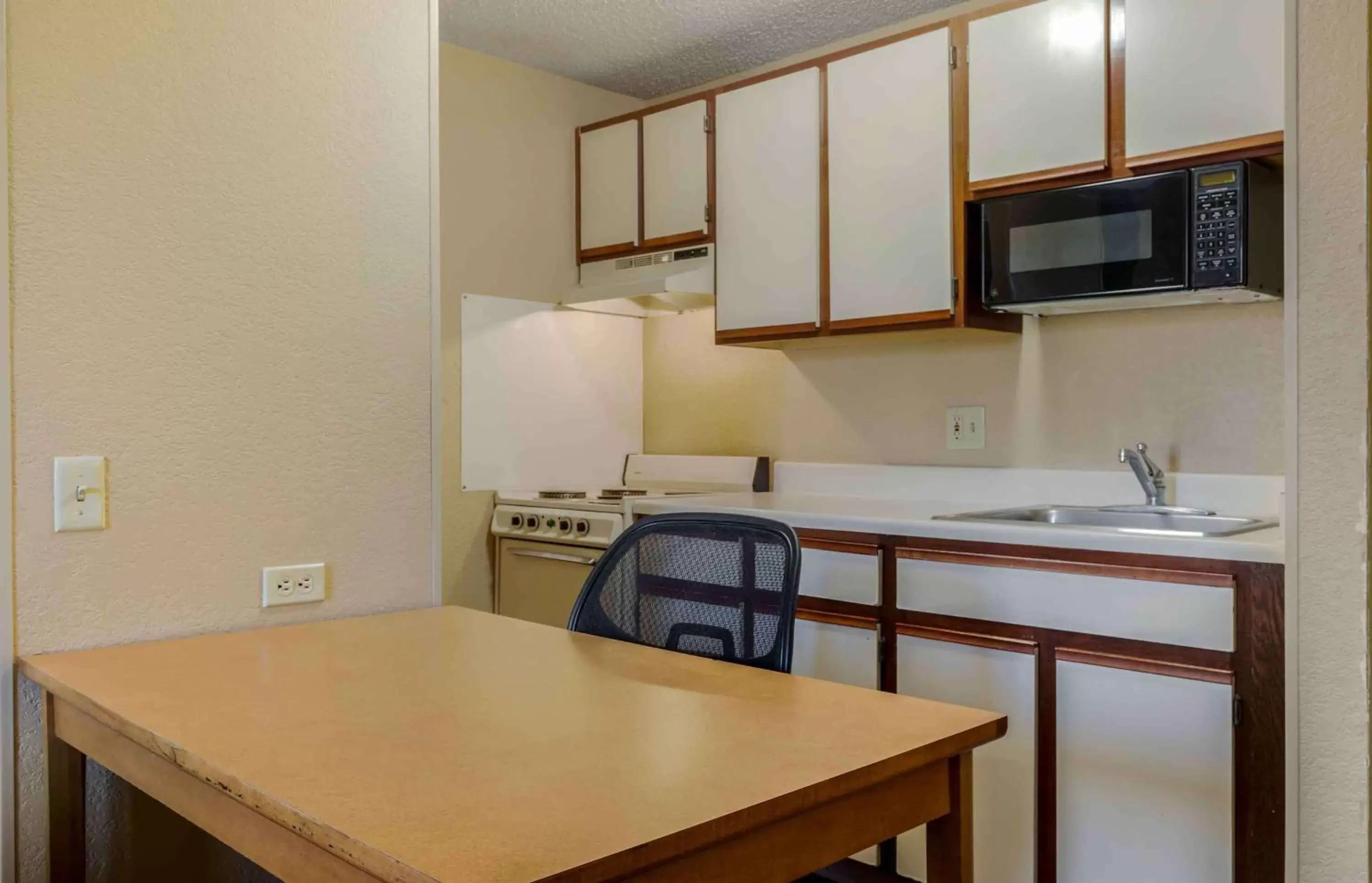 Bedroom, Kitchen/Kitchenette in Extended Stay America Select Suites - Dallas - Las Colinas - Meadow Creek Dr