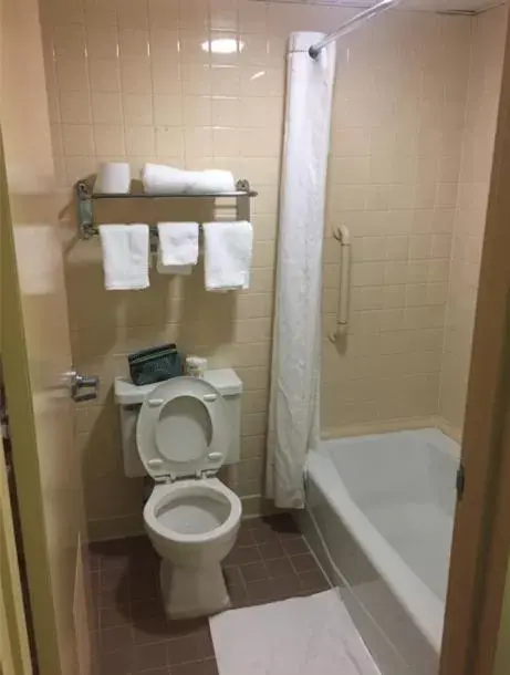 Bathroom in Wolf Inn Hotel