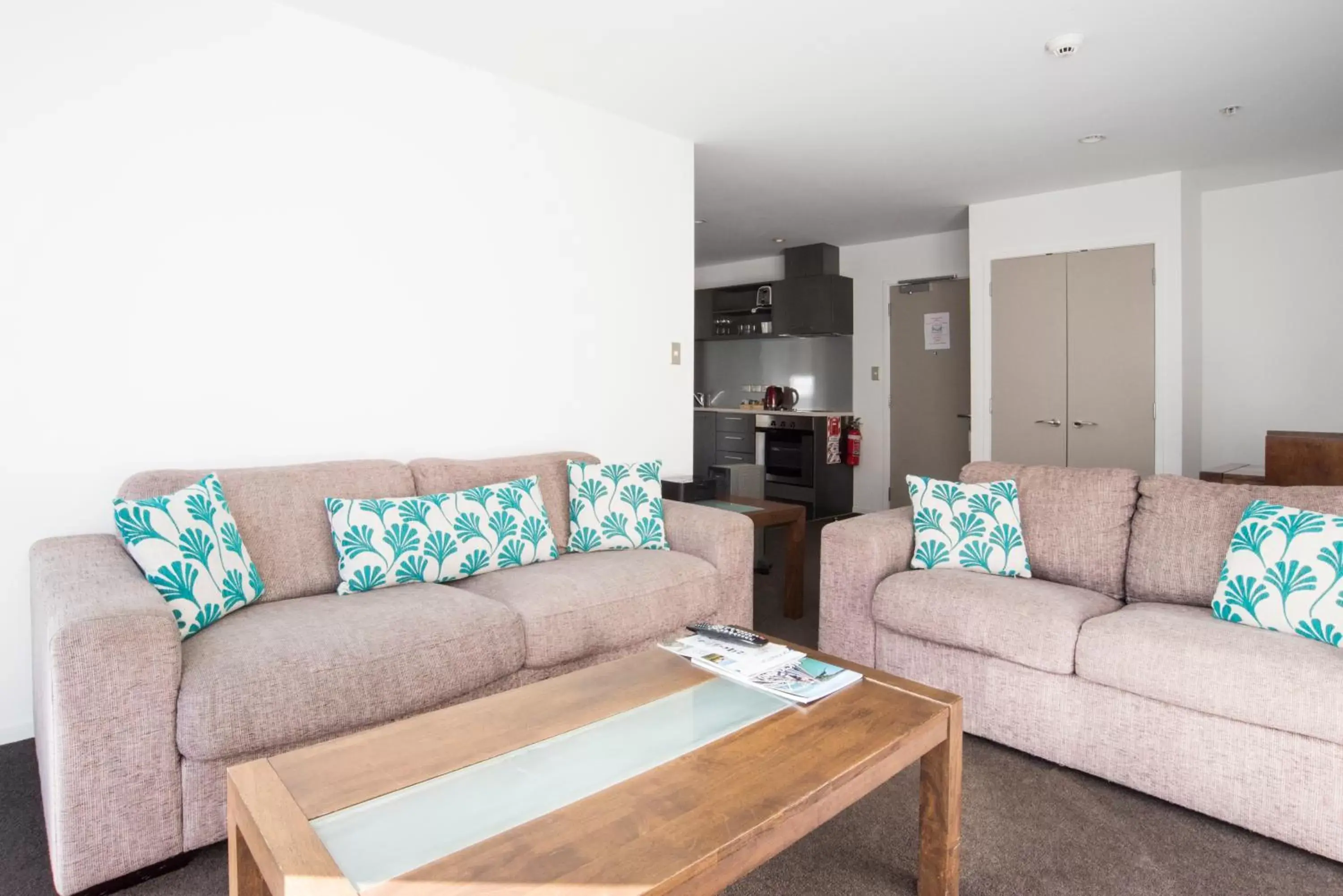 Kitchen or kitchenette, Seating Area in Barclay Suites