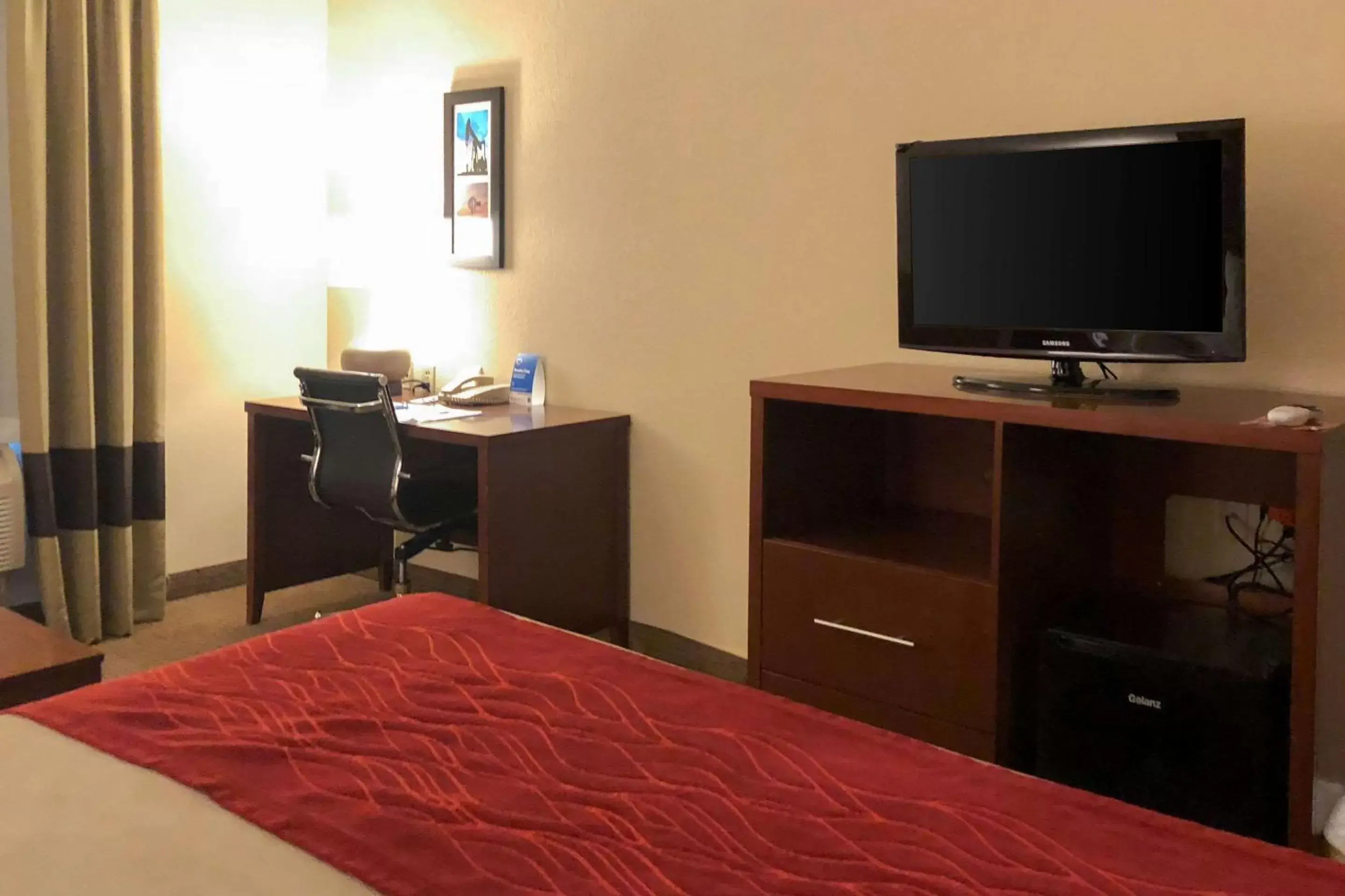 Photo of the whole room, TV/Entertainment Center in Comfort Inn Early Brownwood