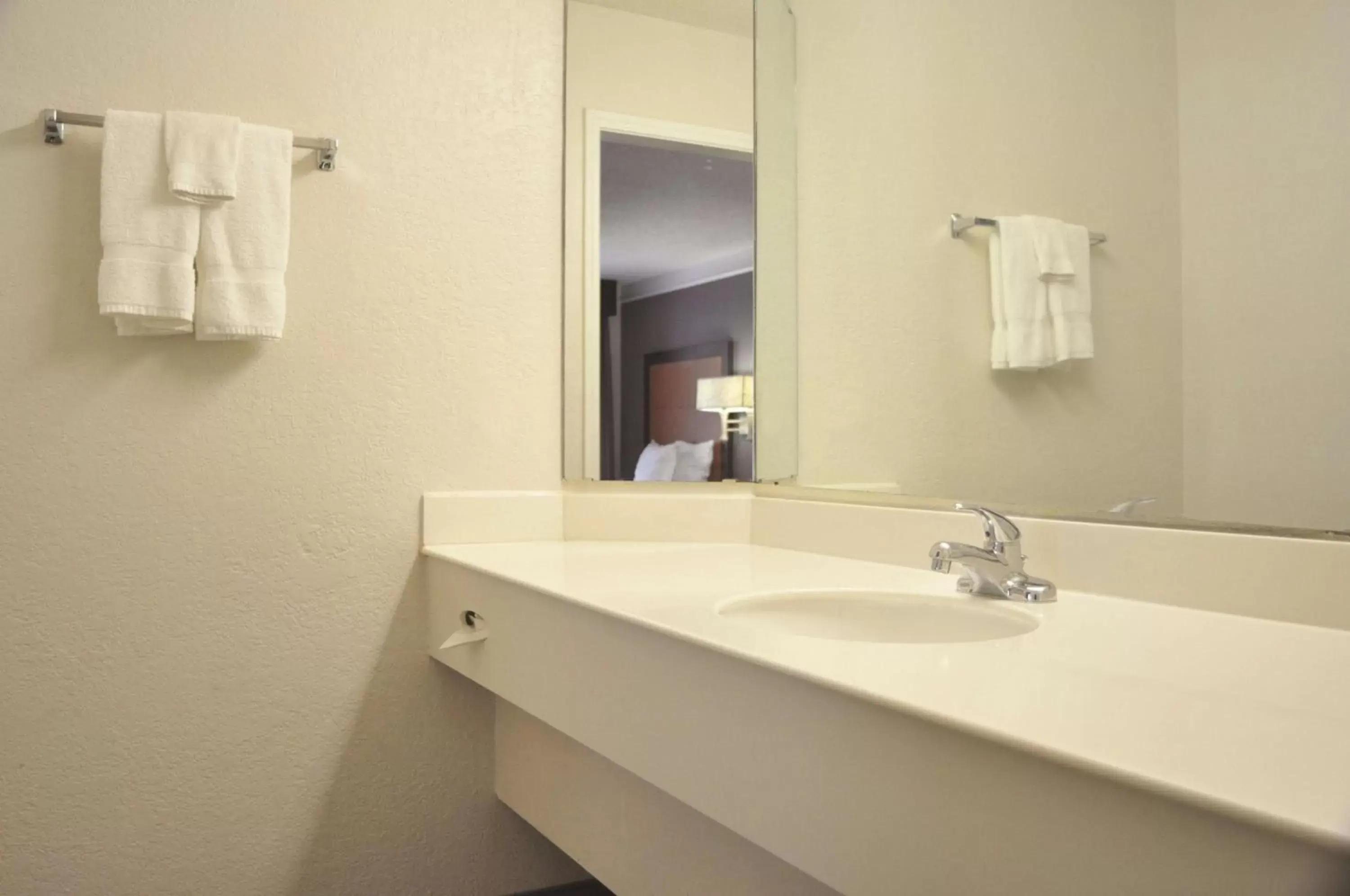 Photo of the whole room, Bathroom in La Quinta Inn by Wyndham Dallas Uptown