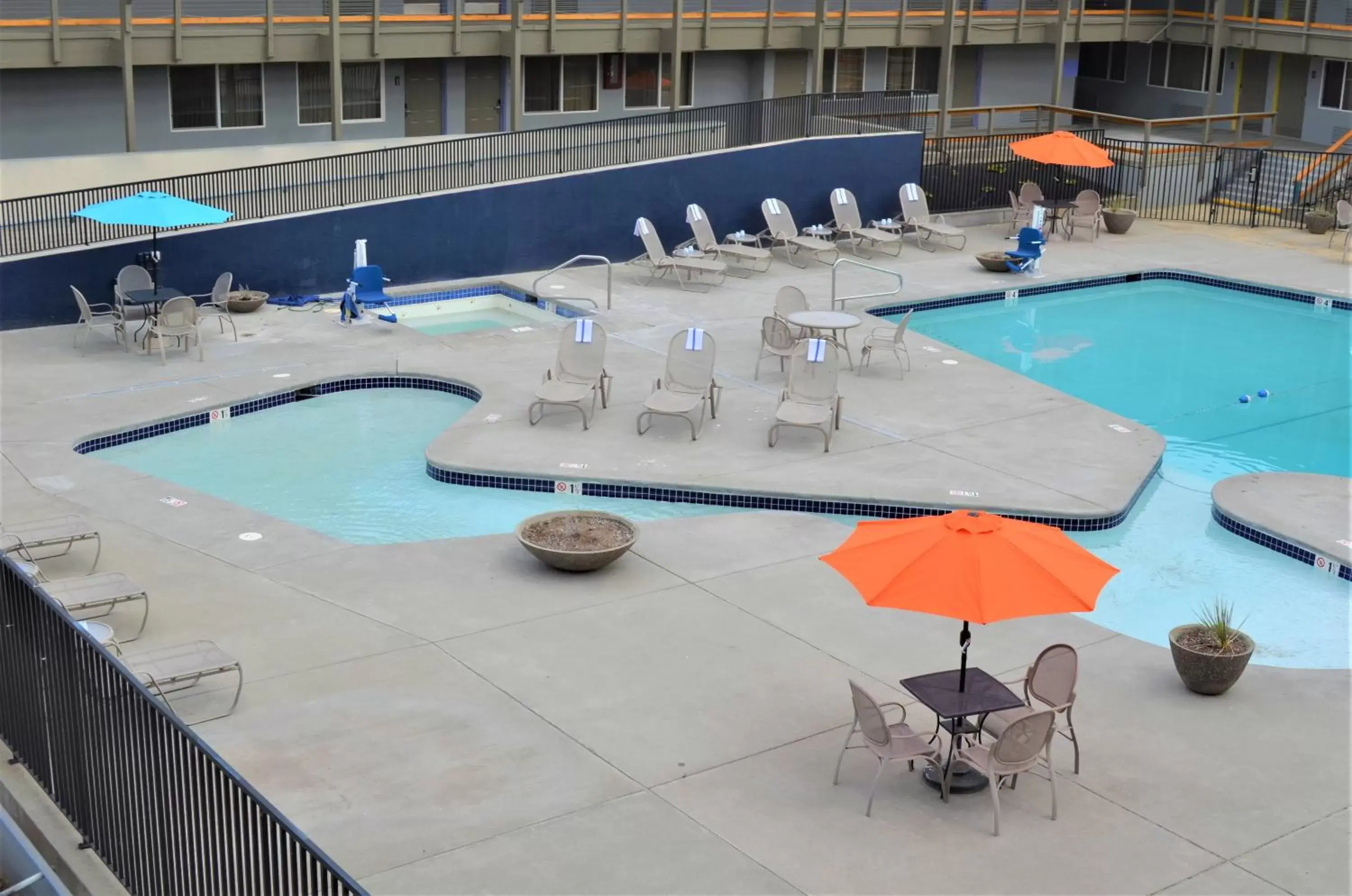 Hot Tub, Pool View in Richland Riverfront Hotel, Ascend Hotel Collection