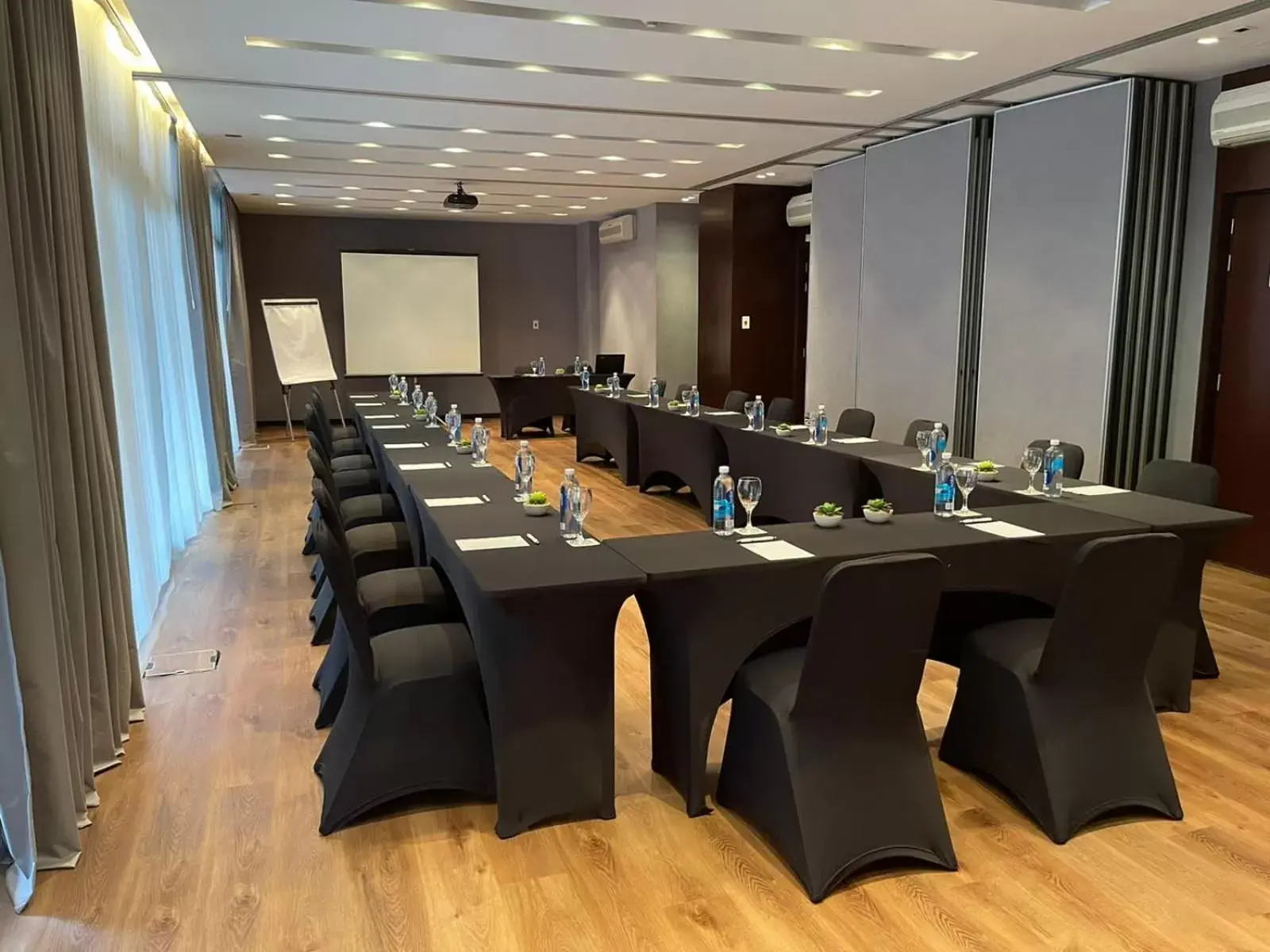 Meeting/conference room in 474 Buenos Aires Hotel