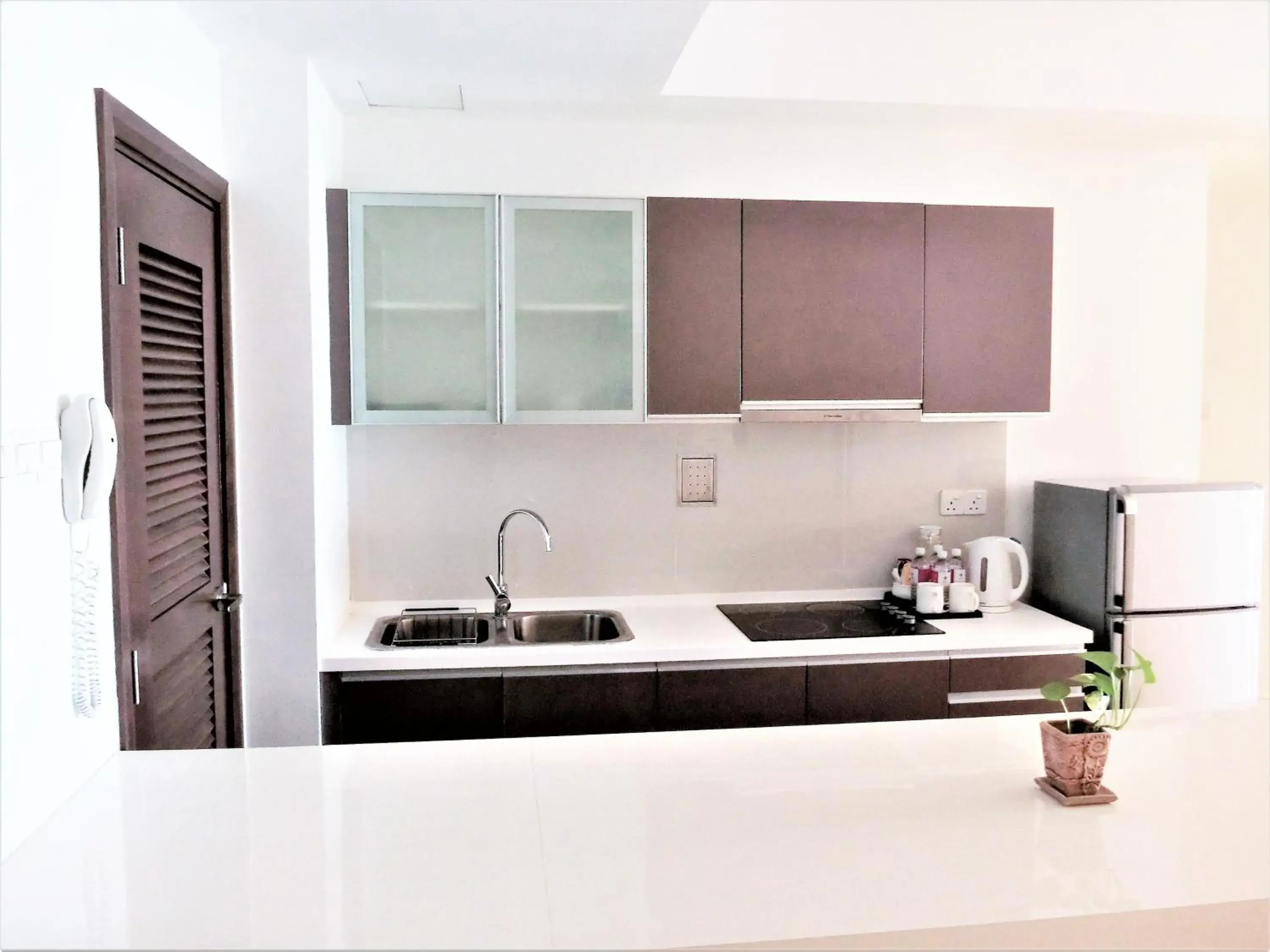 Kitchen or kitchenette, Kitchen/Kitchenette in Regalia Upper View Hotel