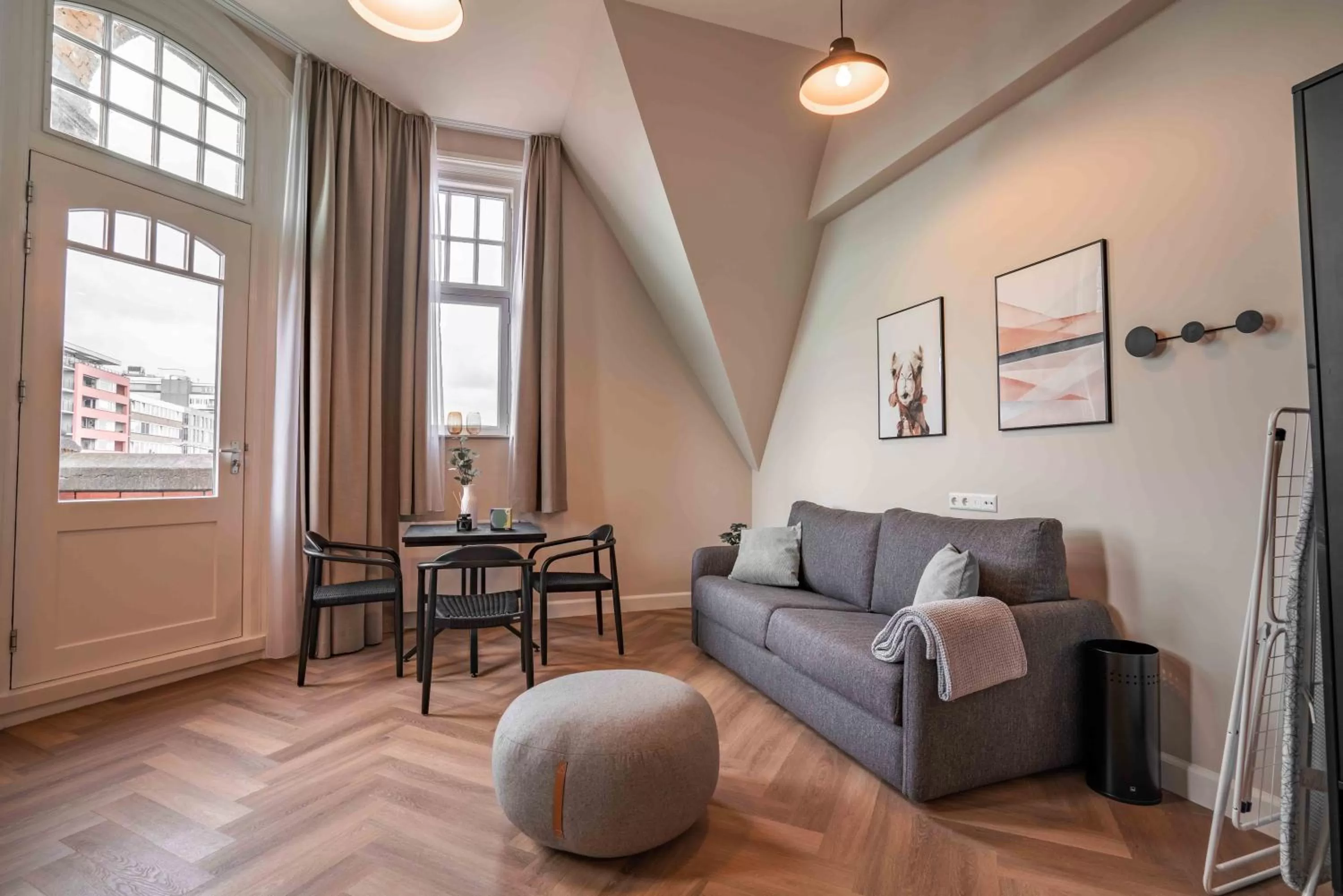 Seating area in Limehome The Hague Keizerstraat