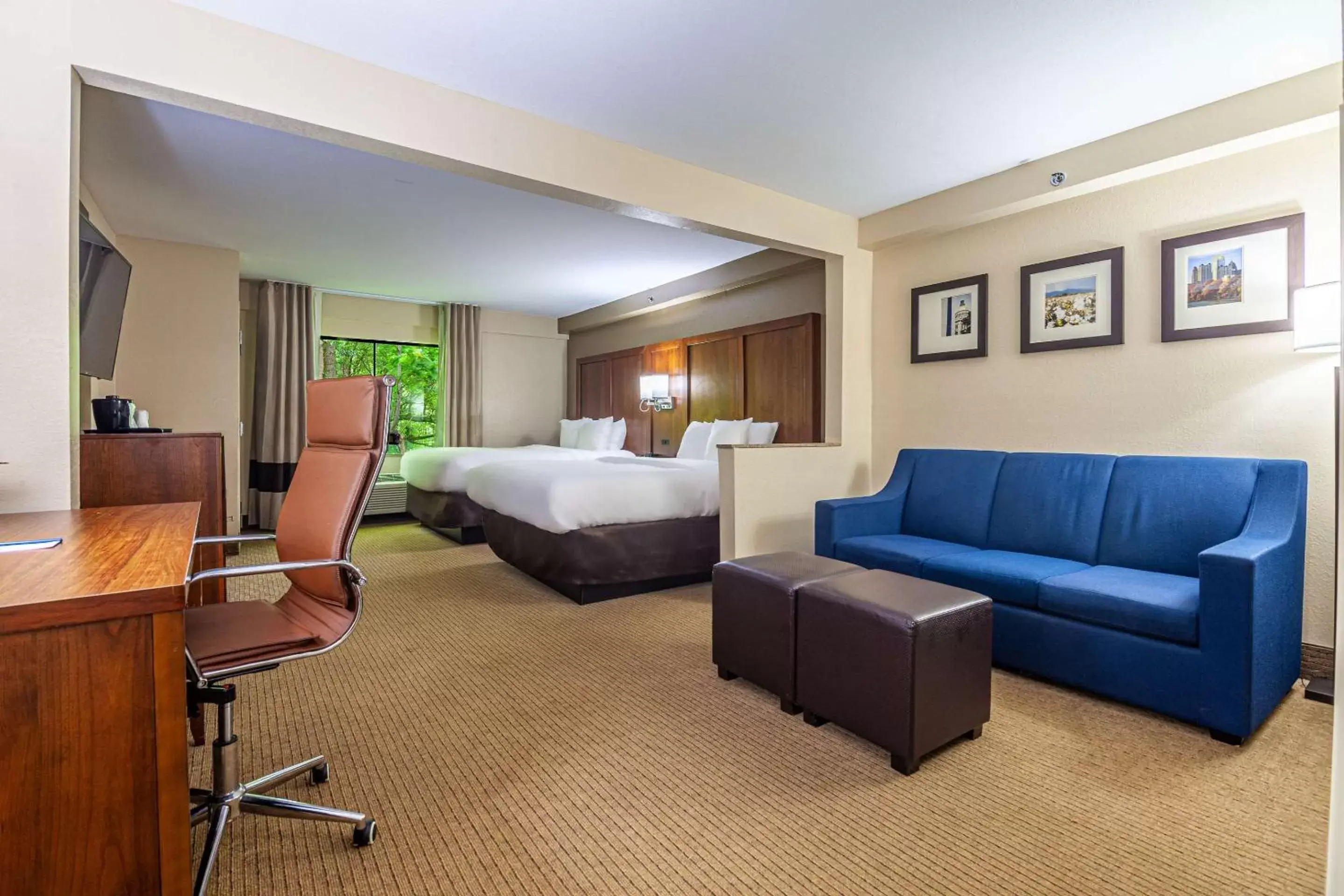 Bedroom, Seating Area in Comfort Suites Morrow- Atlanta South