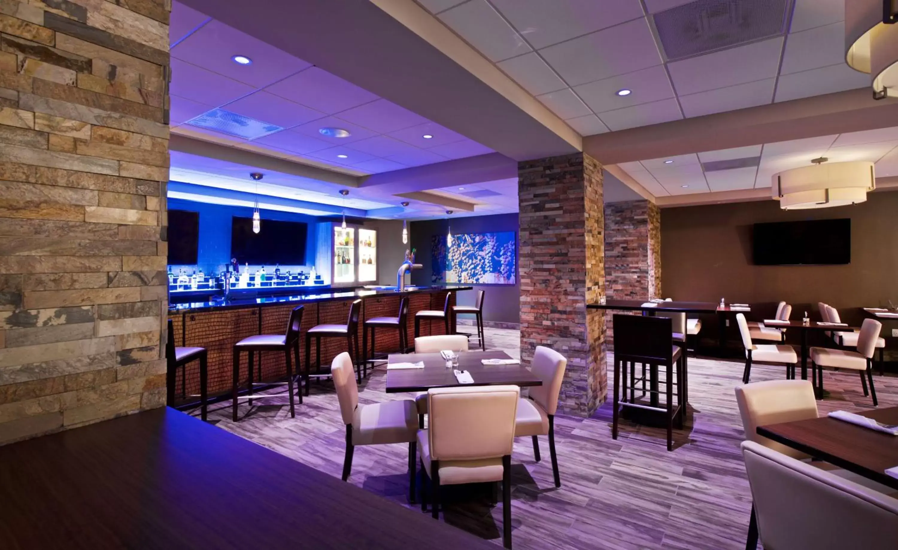 Lounge or bar, Restaurant/Places to Eat in Embassy Suites by Hilton Portland Washington Square