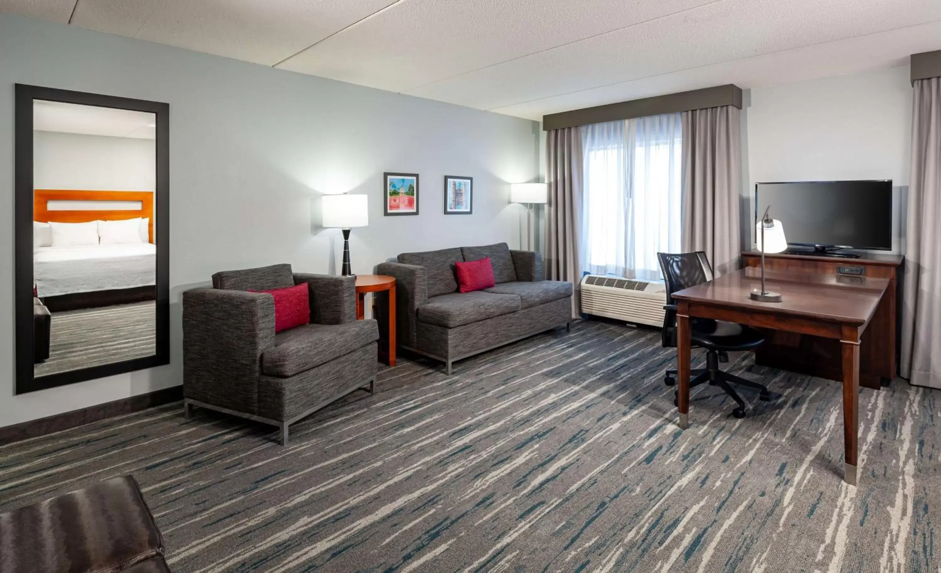 Bedroom, Seating Area in Hampton Inn & Suites St. Louis at Forest Park