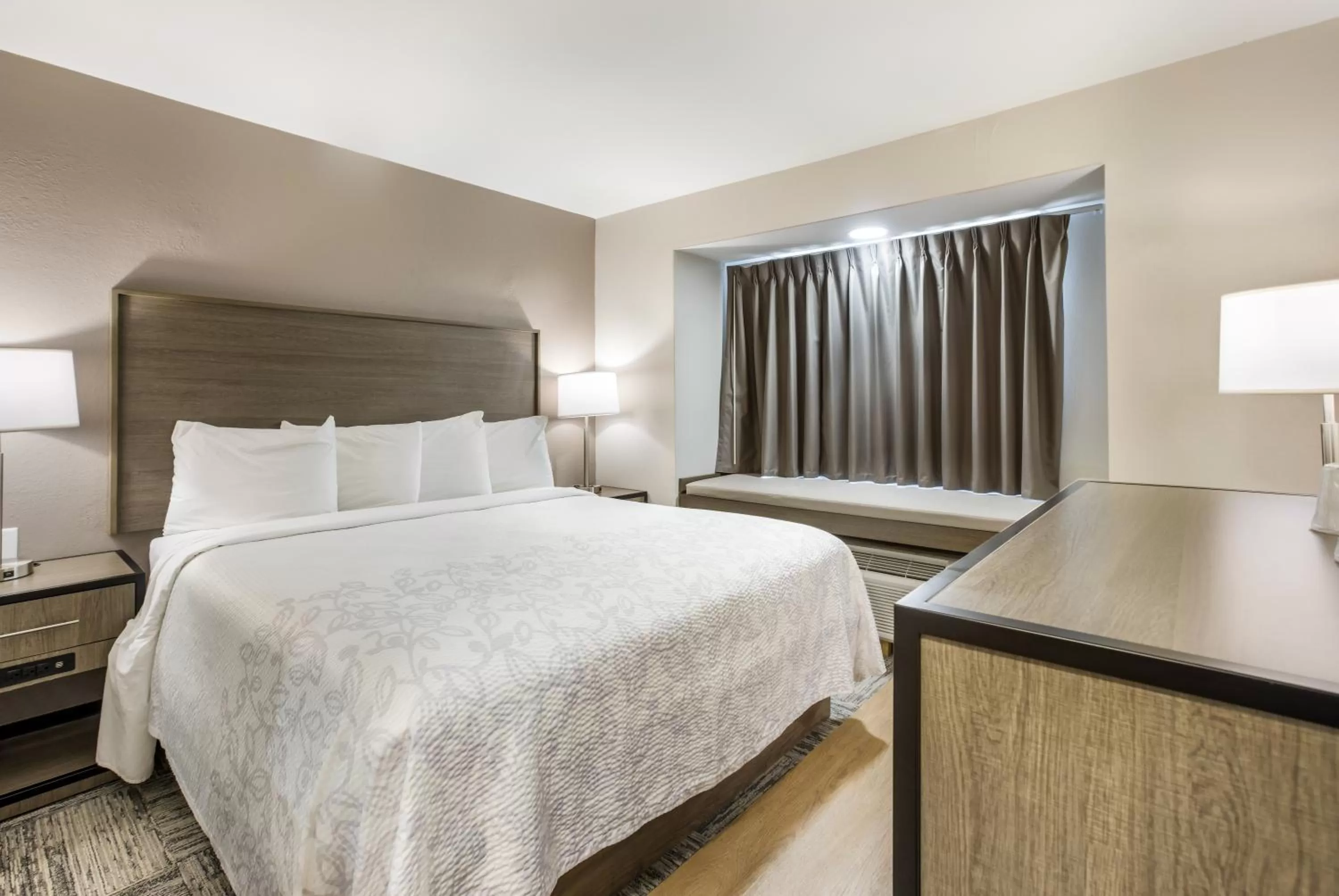 Photo of the whole room, Bed in Red Roof Inn PLUS+ & Suites Savannah – I-95