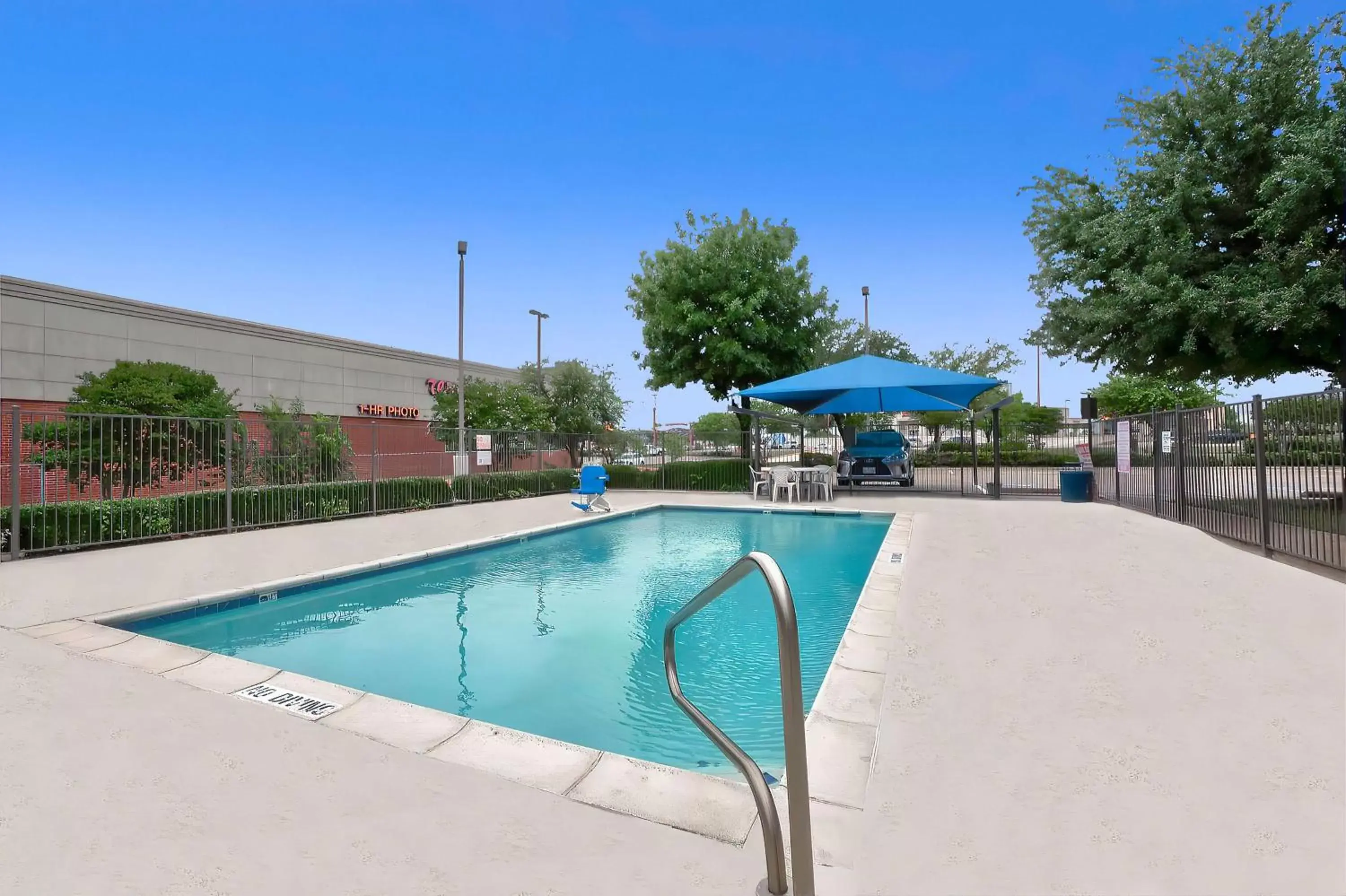 Pool view, Swimming Pool in Motel 6-Benbrook, TX - Fort Worth