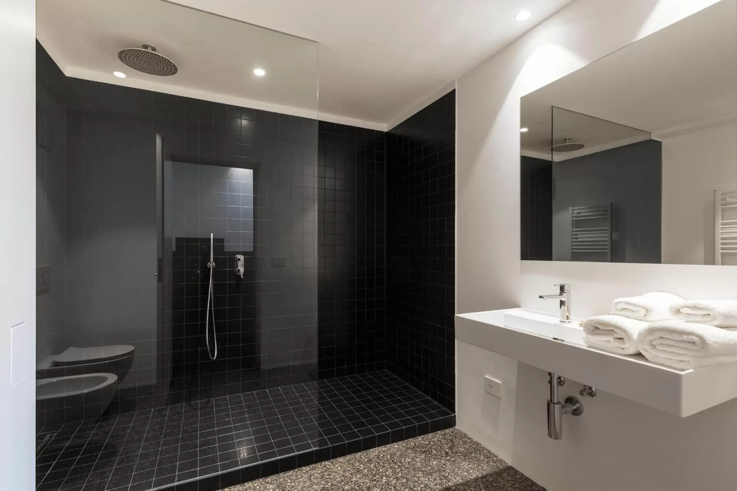 Shower, Bathroom in Pepper Lounge & Suite
