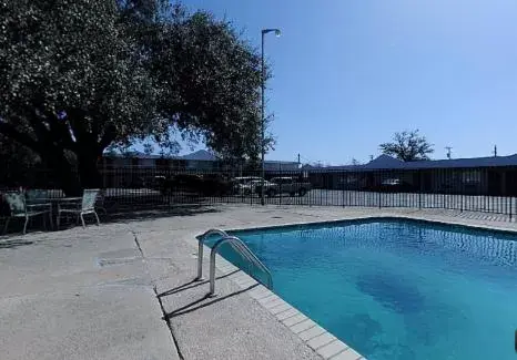 Facade/entrance, Swimming Pool in Americas Best Value Inn Uvalde