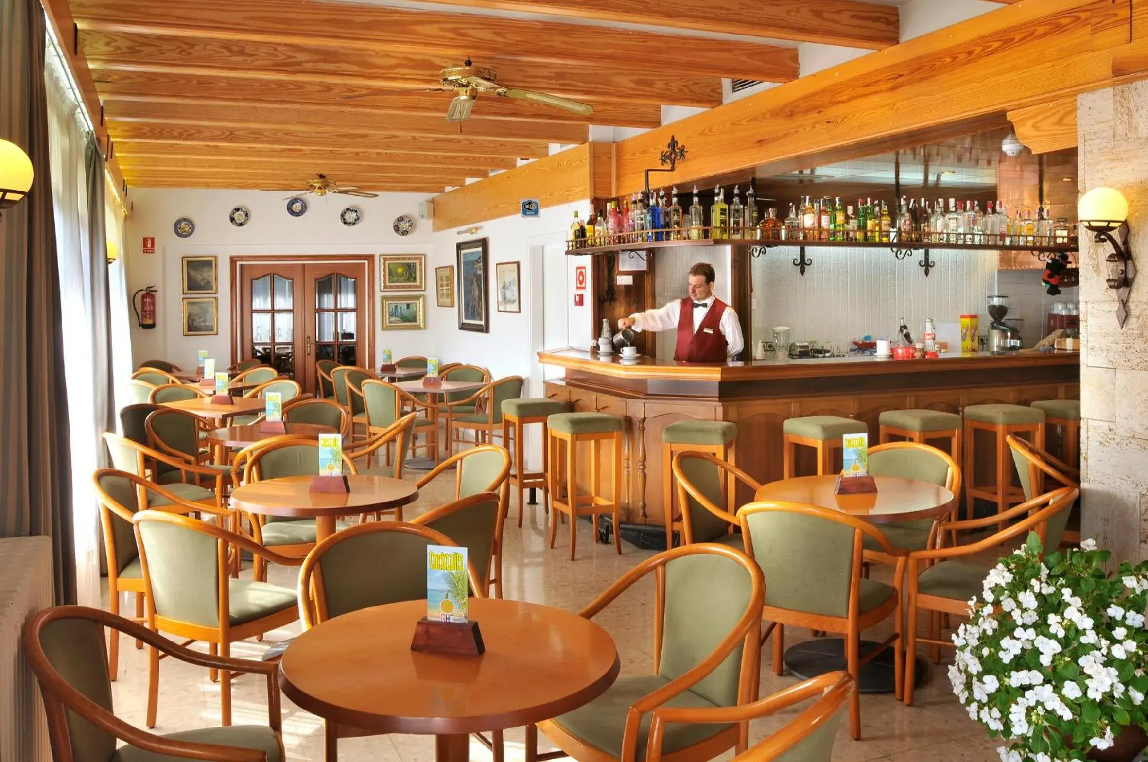 Lounge or bar in Hotel GHT Neptuno-Tossa & Venus SPA Lounge or bar in Hotel GHT Neptuno-Tossa & Venus SPA