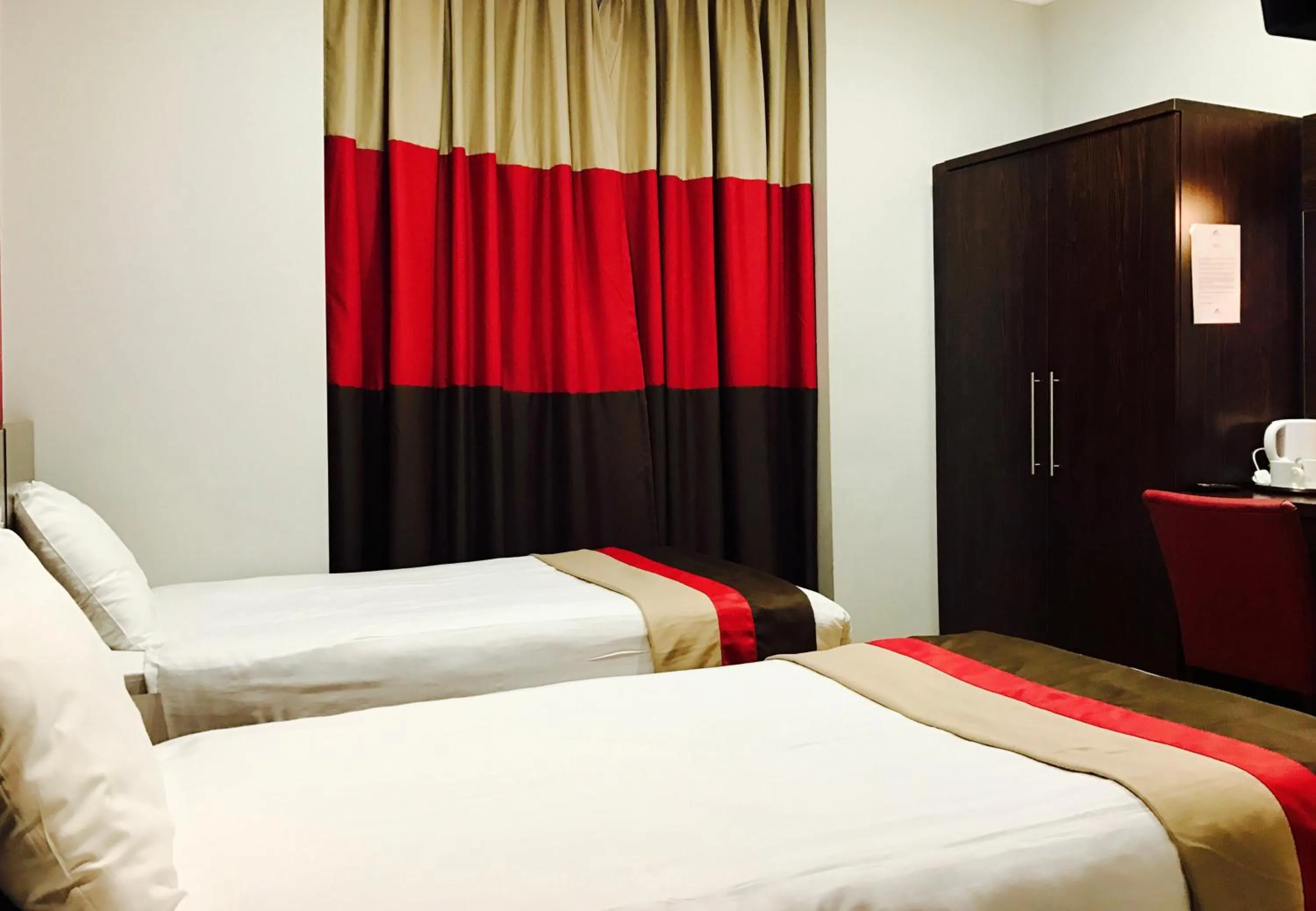 Bedroom, Bed in Royal Cambridge Hotel