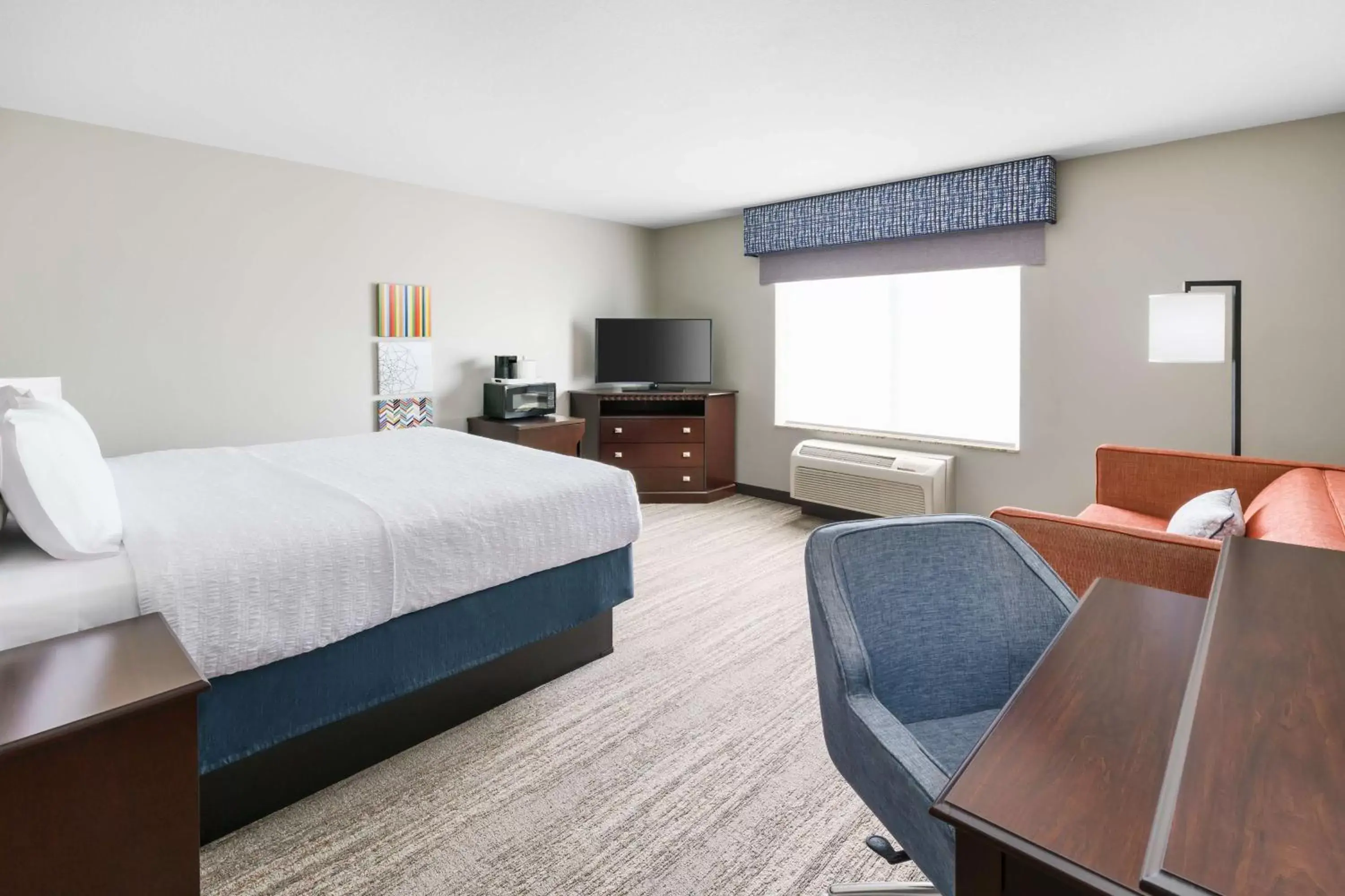 Bedroom in Hampton Inn & Suites Thousand Oaks