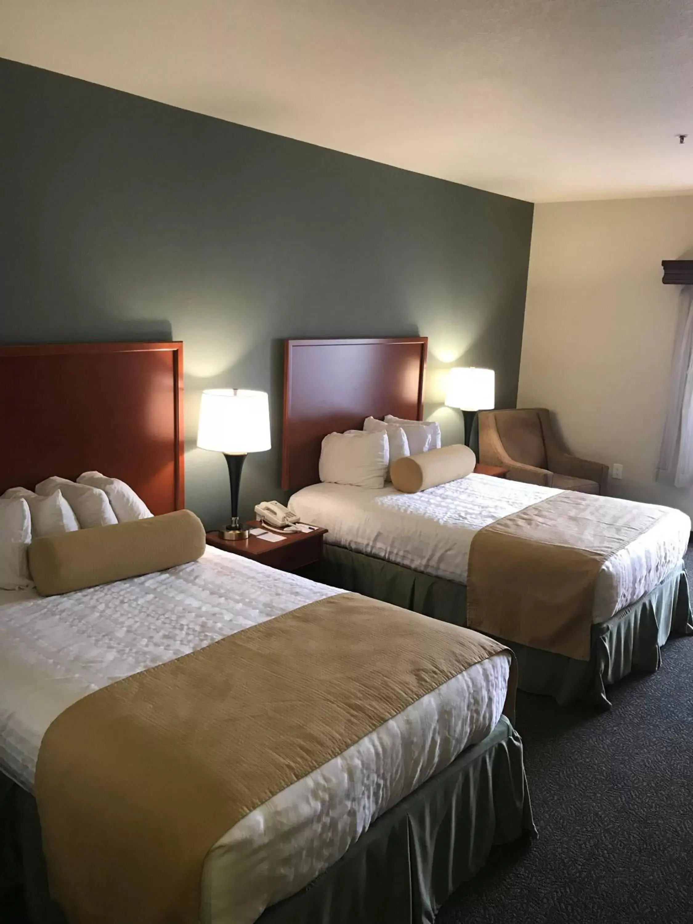 Photo of the whole room, Bed in Best Western PLUS Walla Walla Suites Inn