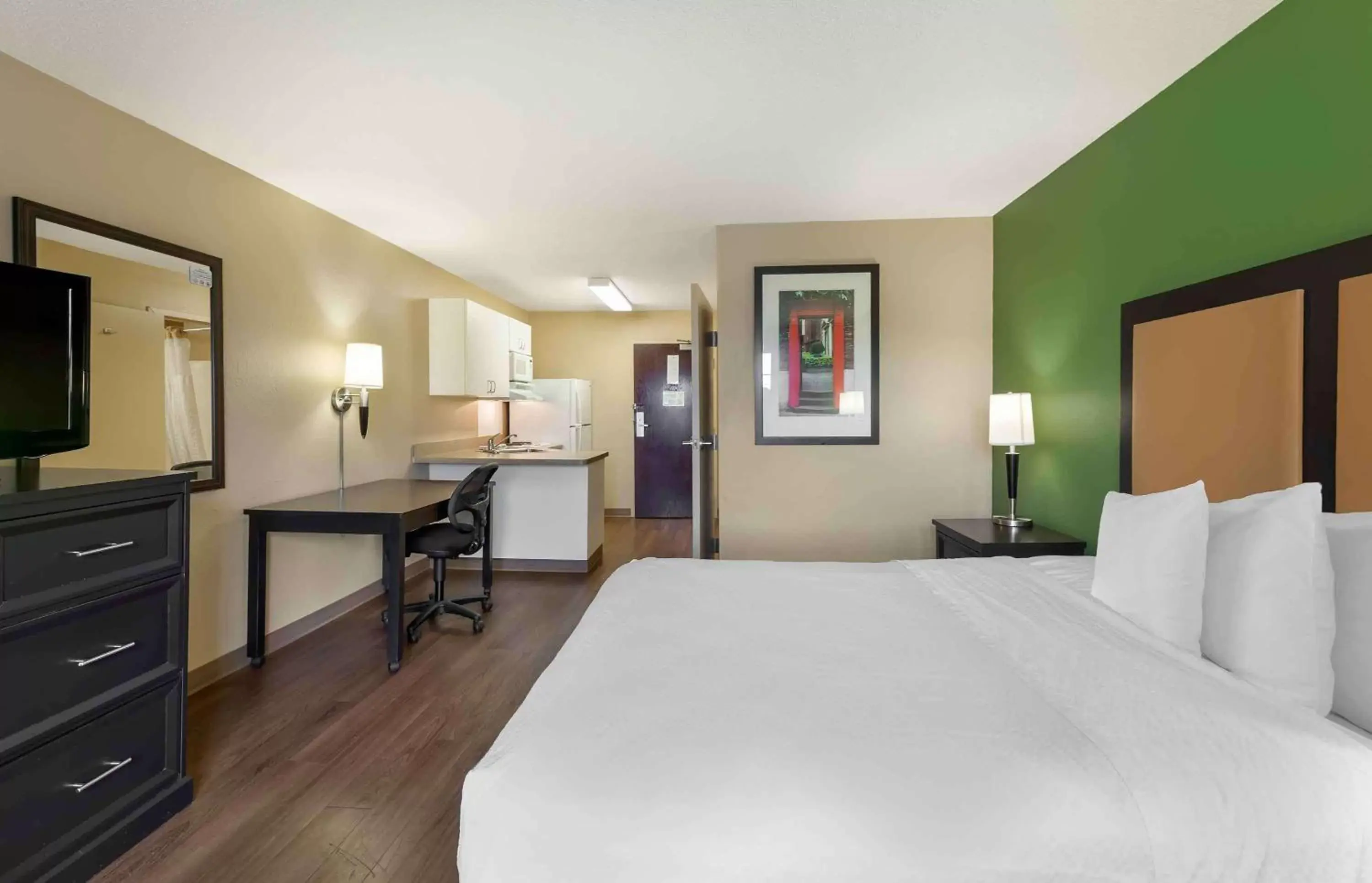 Bedroom, Bed in Extended Stay America Suites - Cleveland - Brooklyn