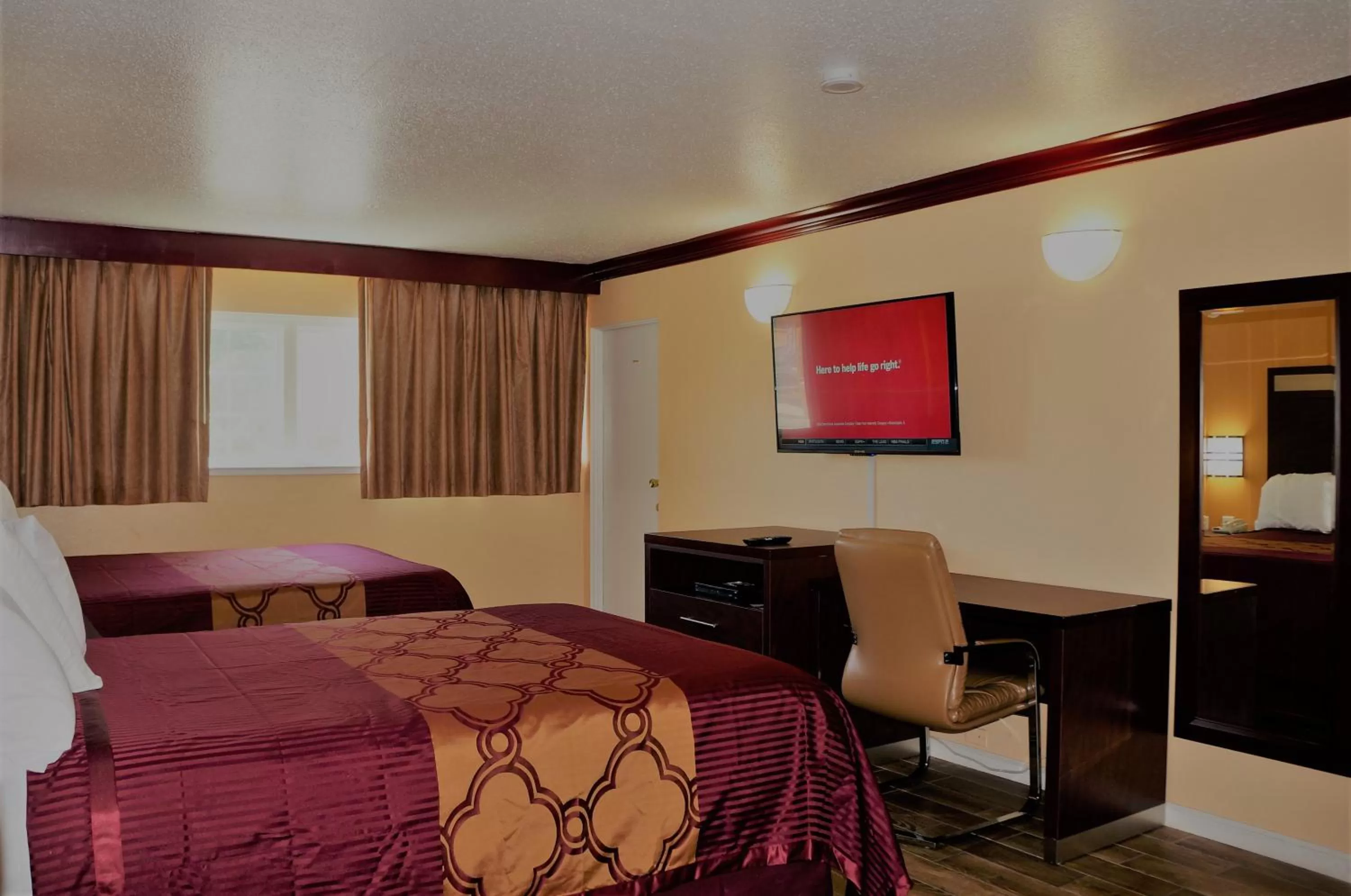 Bed in Americas Deluxe Inn- Marysville