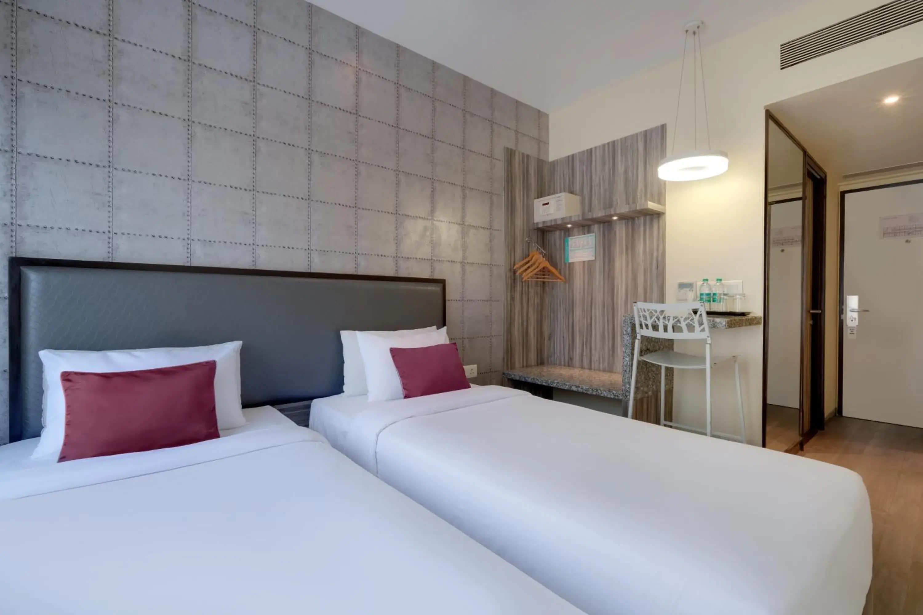 Superior Twin Room - single occupancy in 7 Apple Hotel, Vadodara Superior Twin Room - single occupancy in 7 Apple Hotel, Vadodara