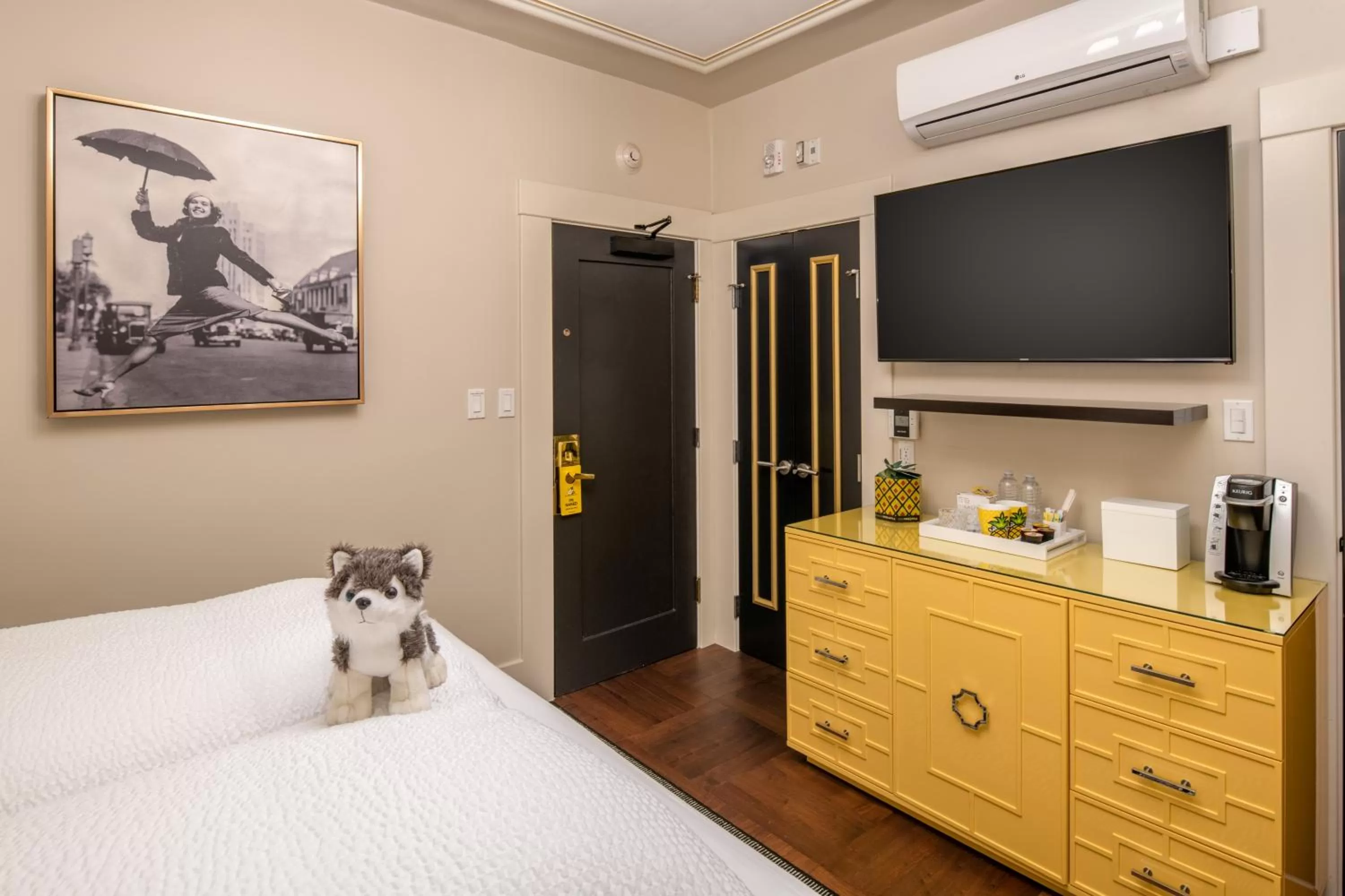 TV and multimedia, Bed in Staypineapple, An Elegant Hotel, Union Square