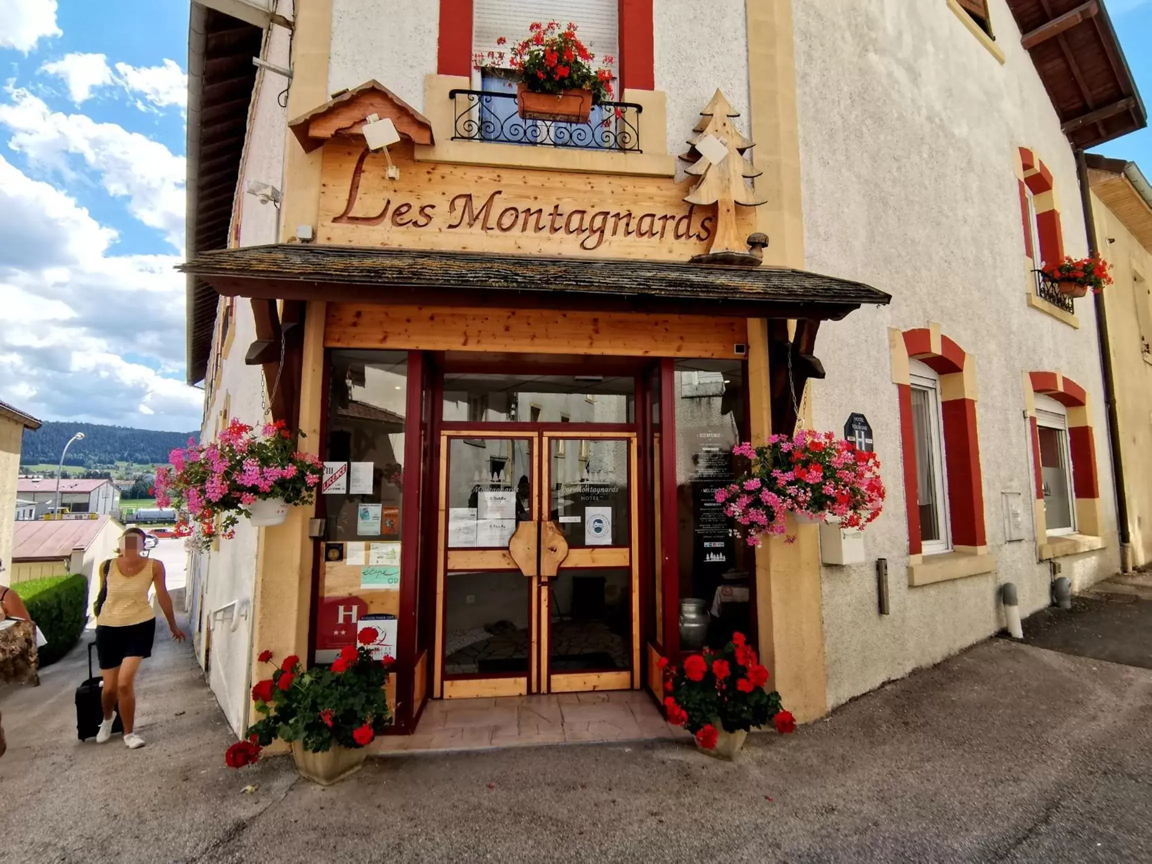 Facade/entrance in Hotel Les Montagnards