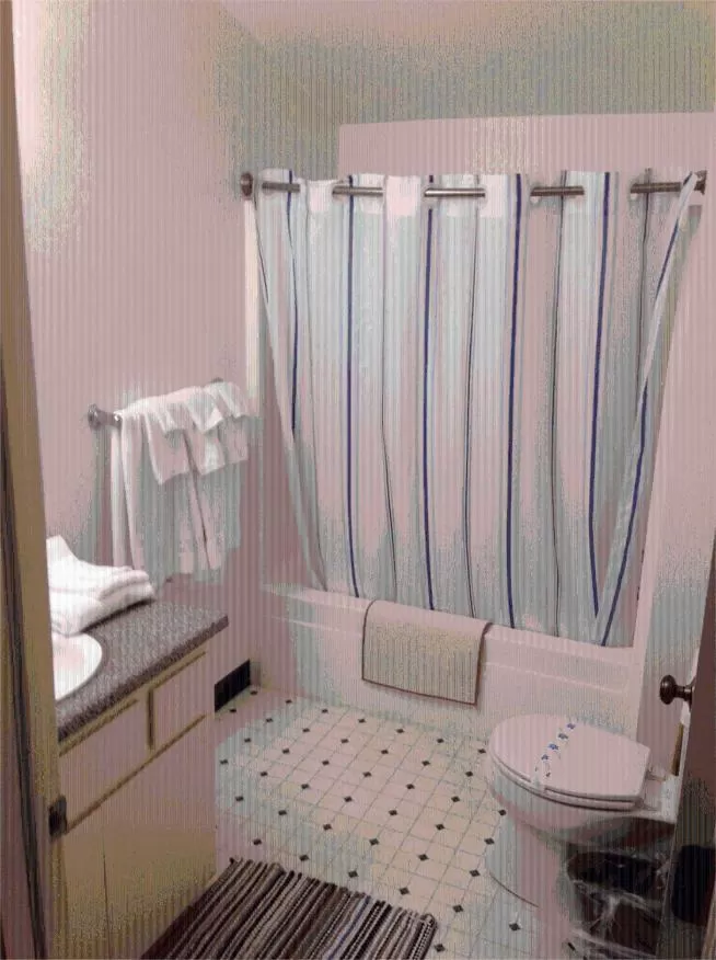 Bathroom, Bed in Strawberry Inn