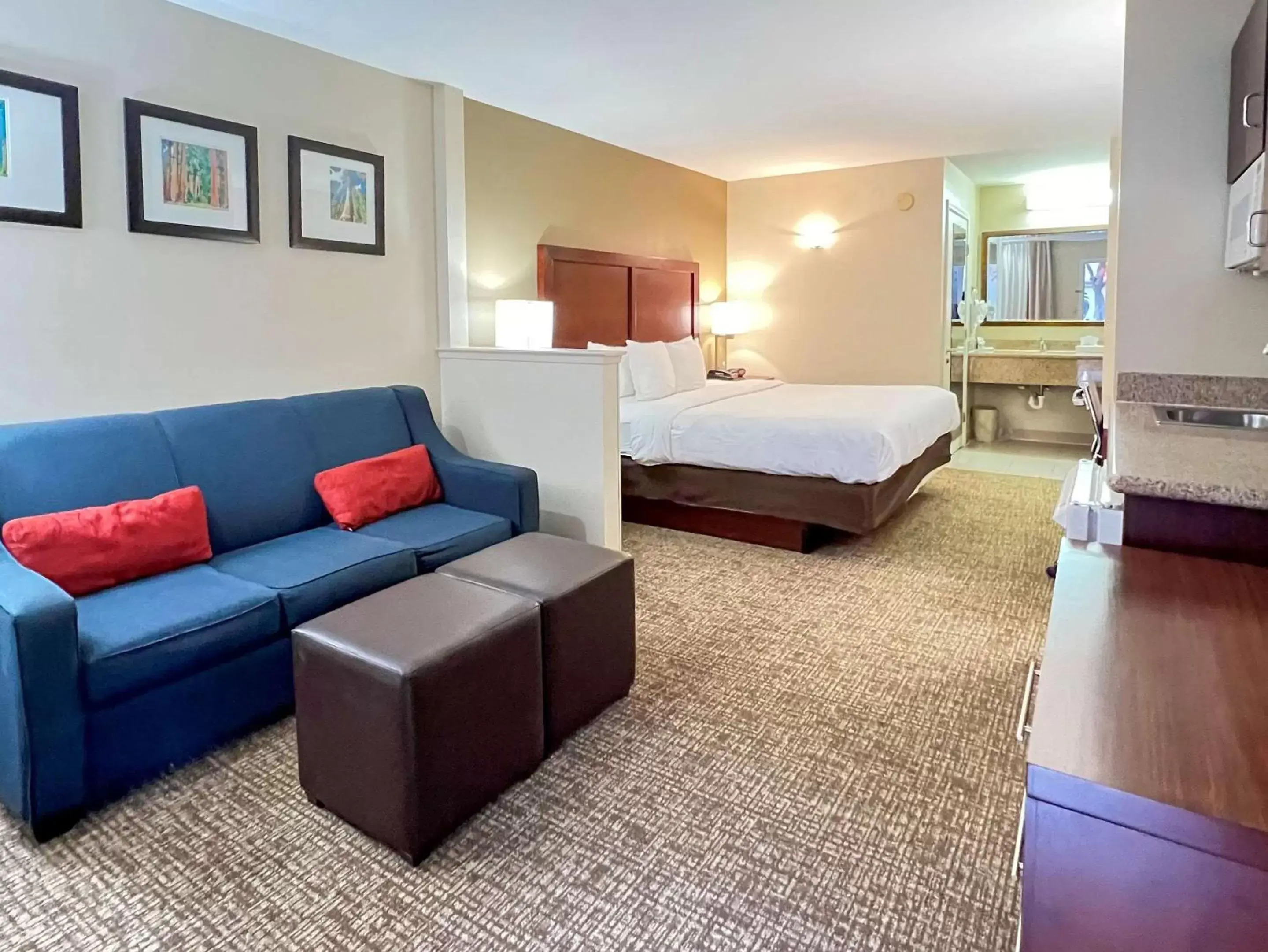 Photo of the whole room in Comfort Inn & Suites Sequoia Kings Canyon - Three Rivers
