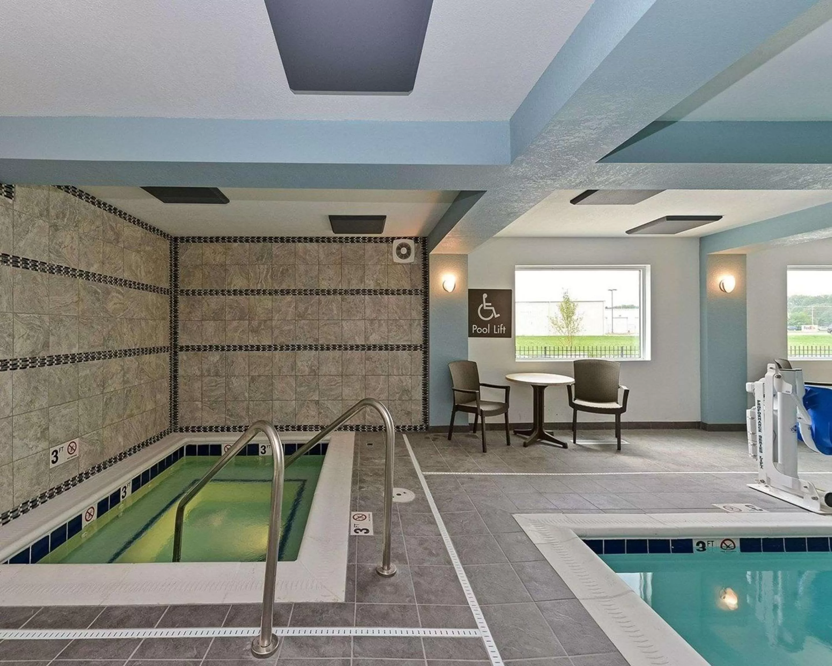 Swimming pool in Comfort Inn & Suites Springfield I-55