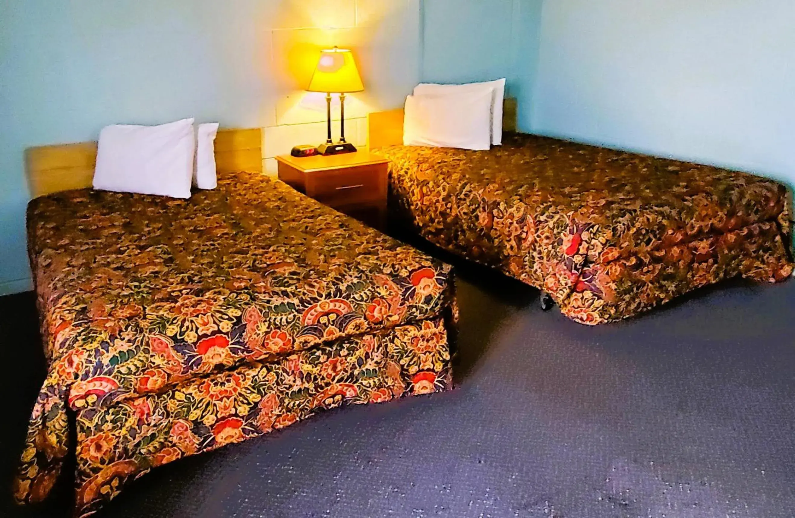 Bed in Holiday Host Motel & RV Park