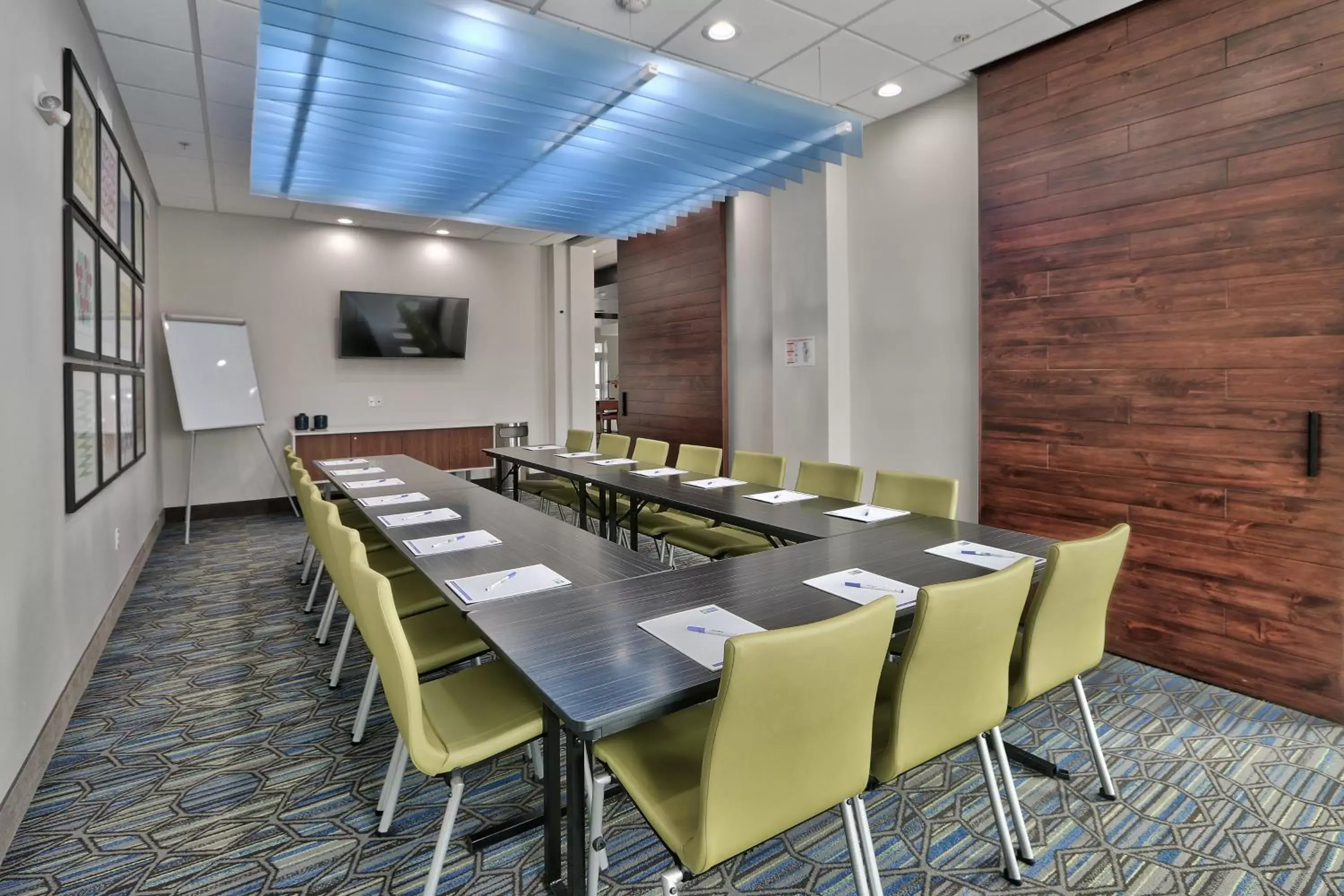 Meeting/conference room in Holiday Inn Express & Suites - Houston East - Beltway 8, an IHG Hotel