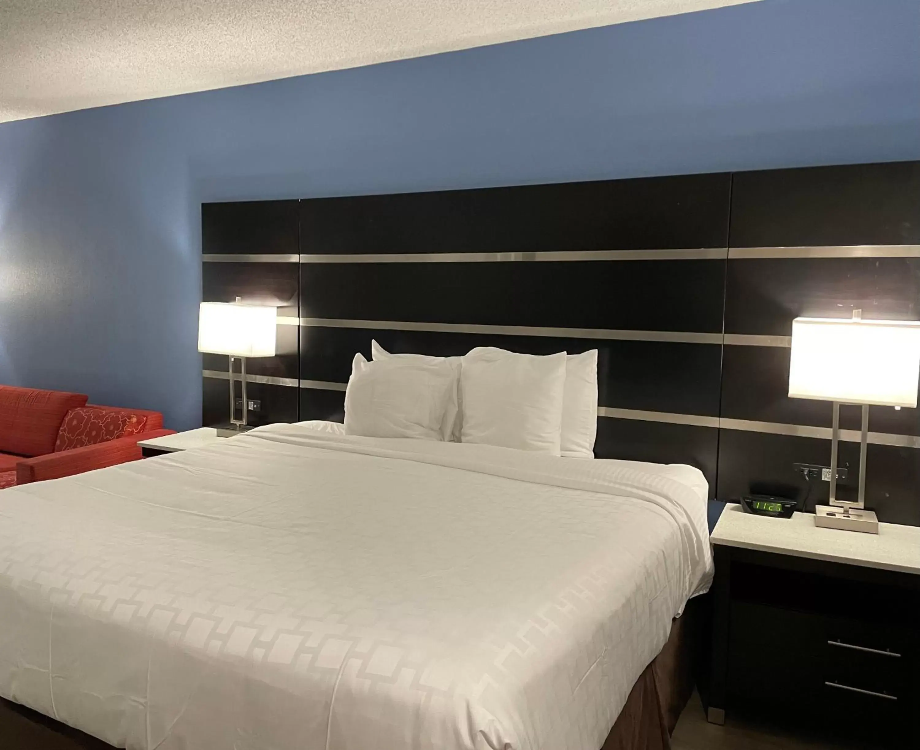 Bedroom, Bed in Clarion Pointe Atlanta Airport College Park