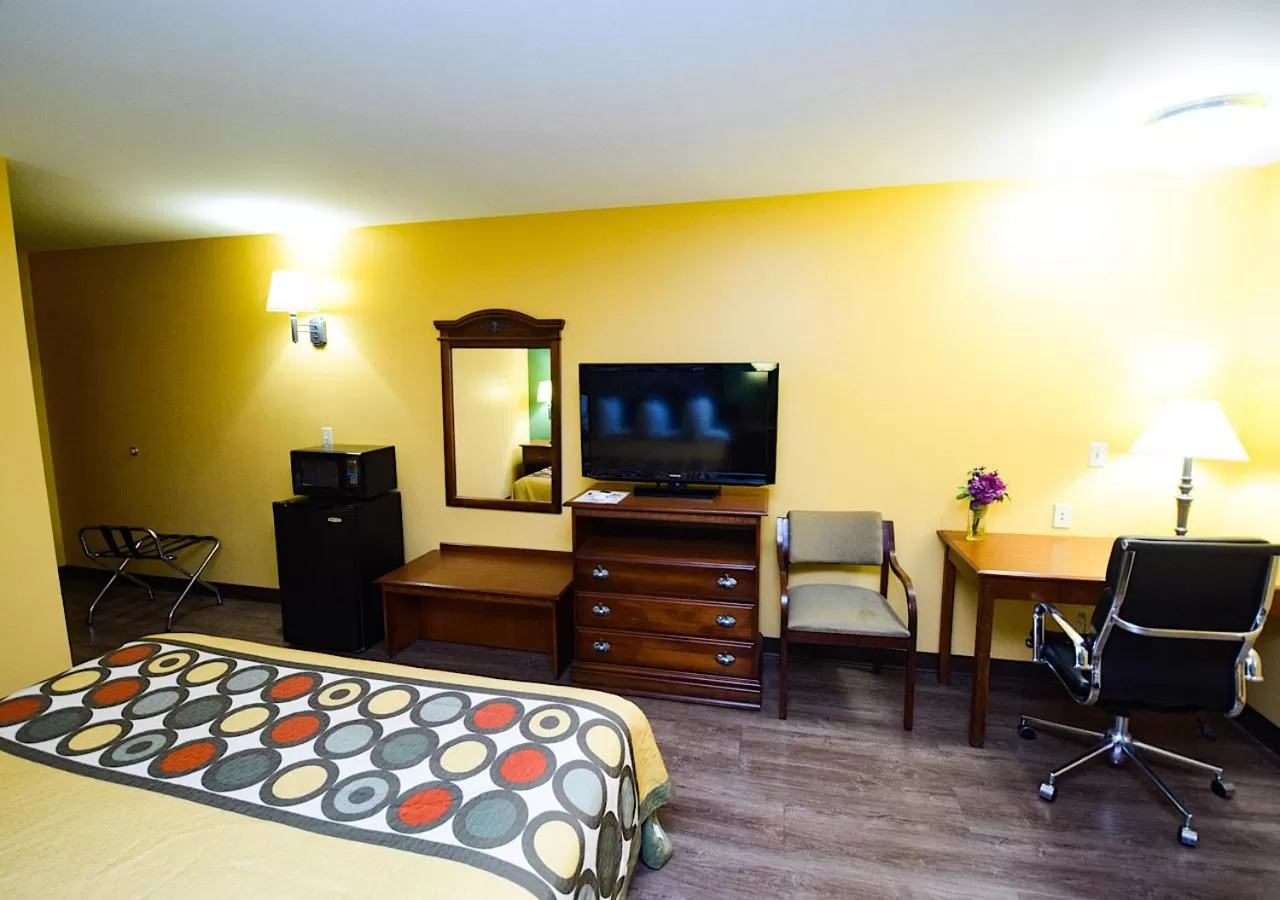 TV and multimedia, Bed in Super 8 by Wyndham Searcy AR