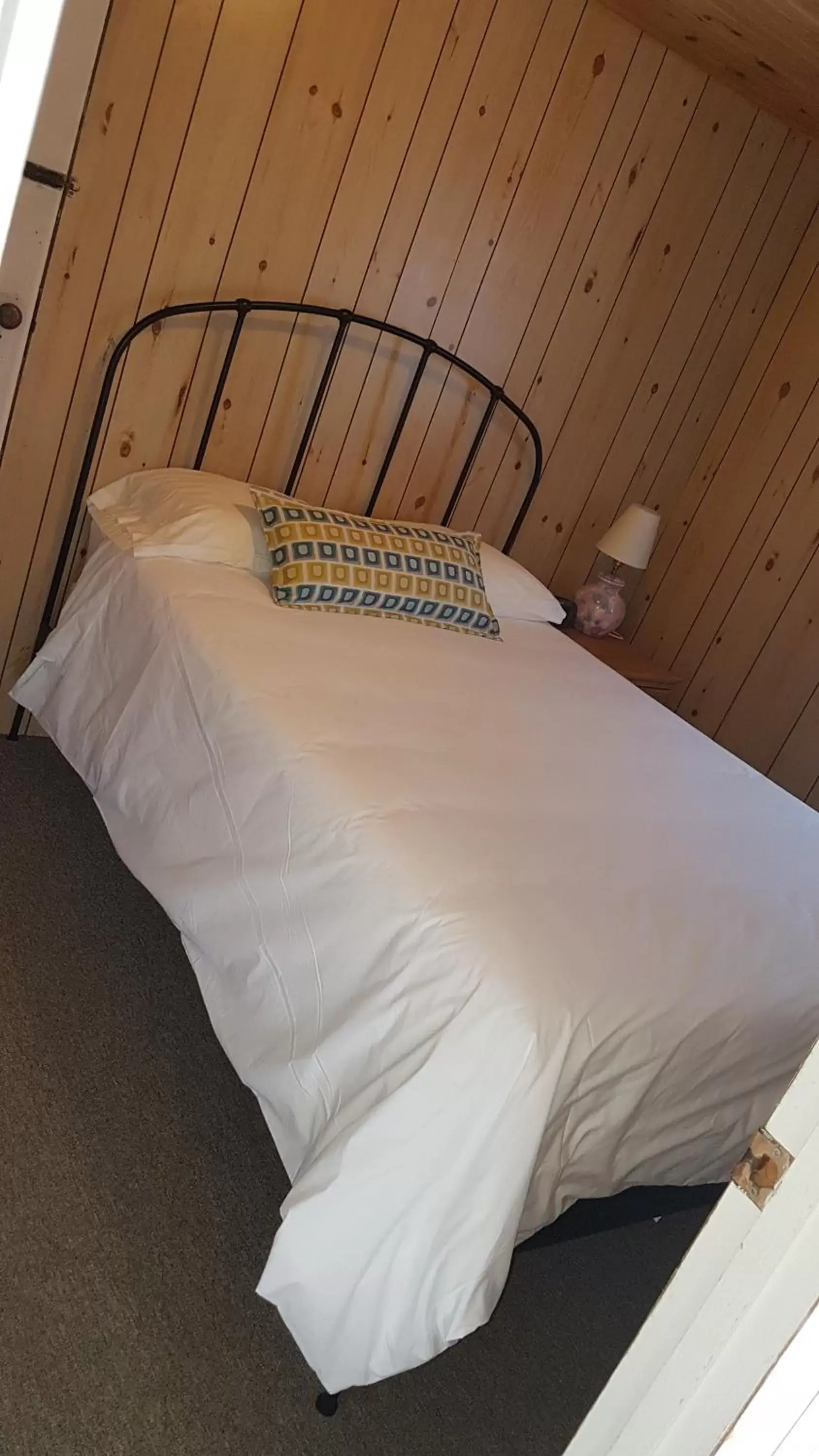 Bed in Parkway Cottage Resort and Trading Post