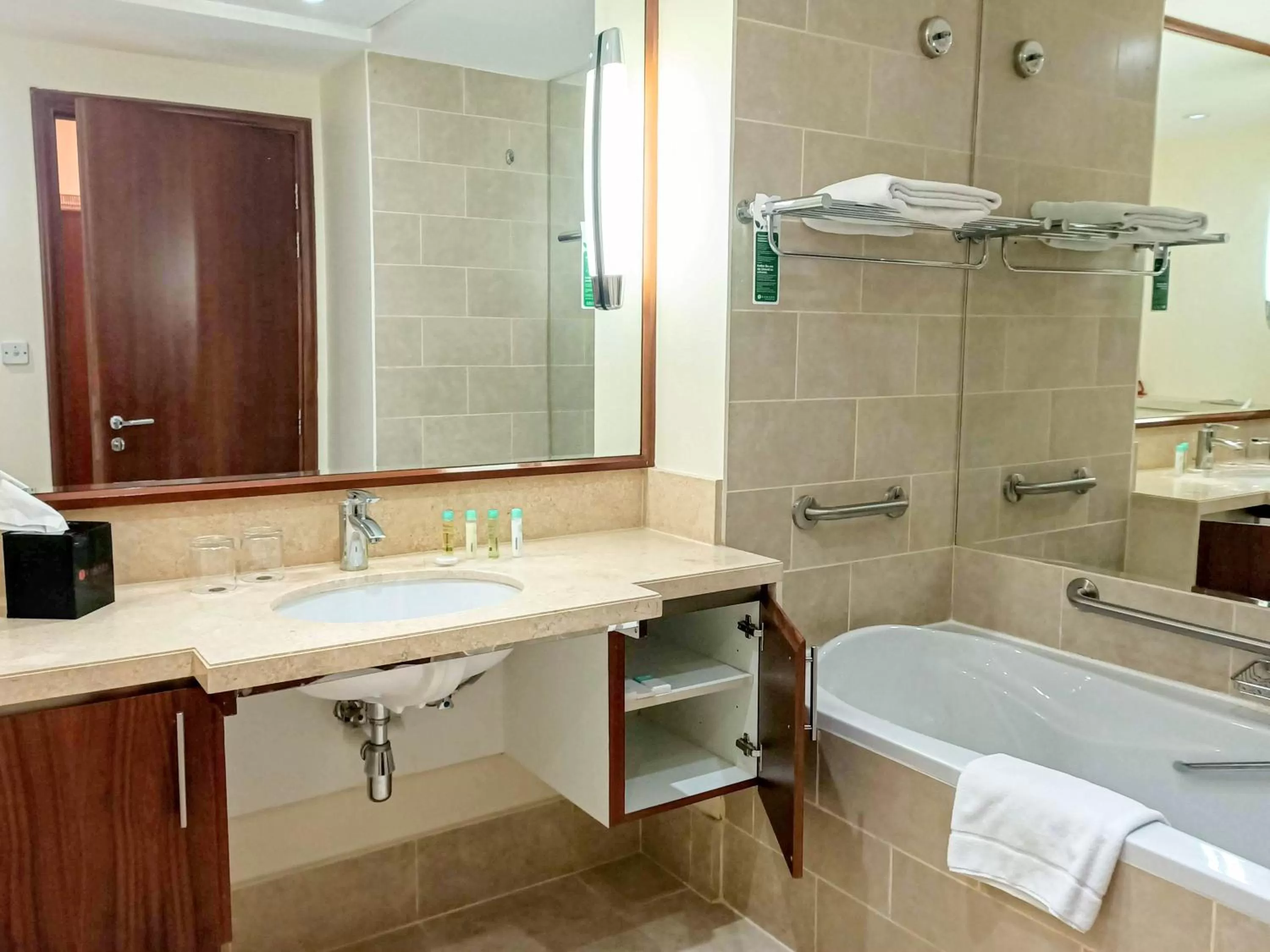 Bath, Bed in Ramada by Wyndham Downtown Dubai