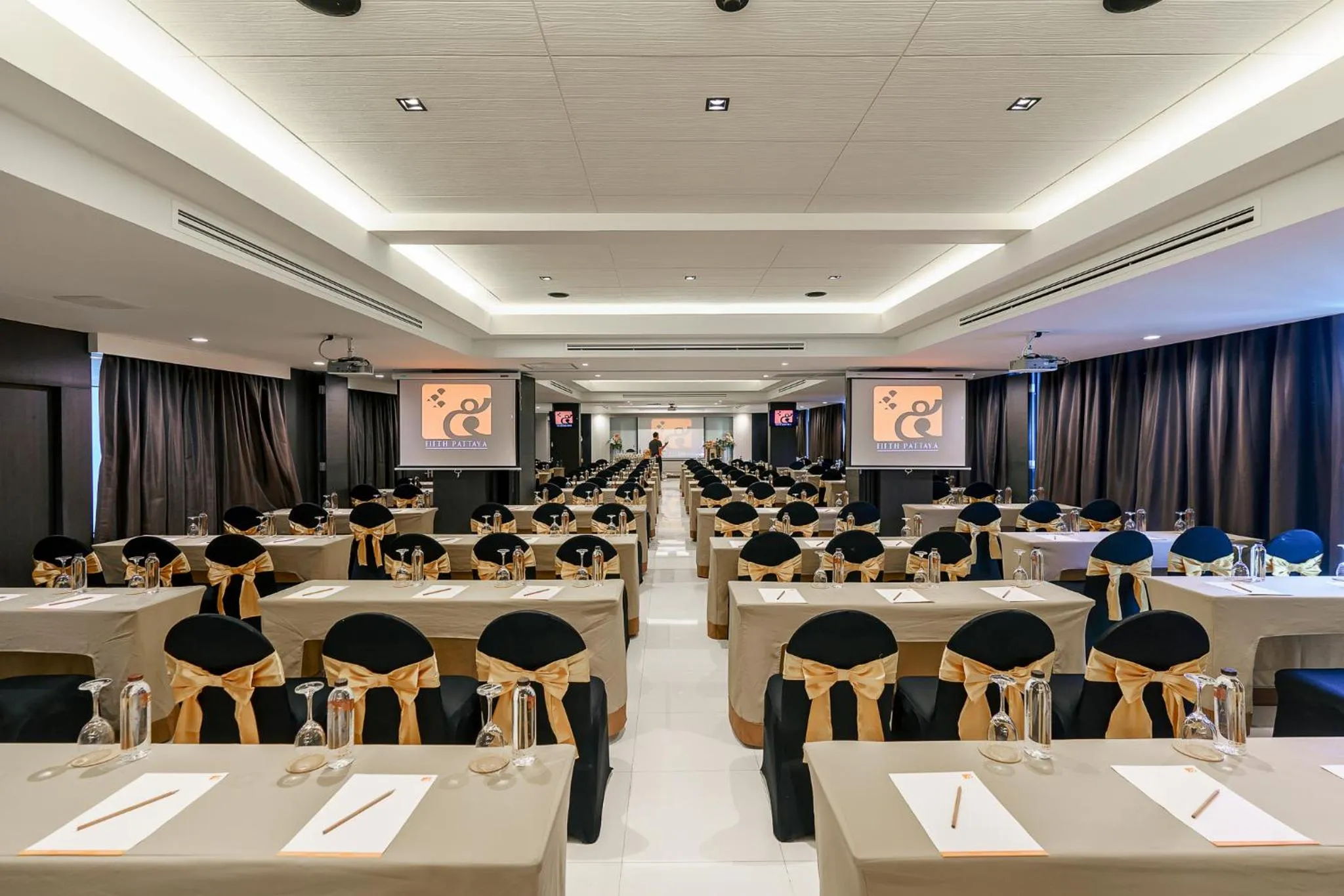 Meeting/conference room in Fifth Pattaya Jomtien By Shiwalai Int
